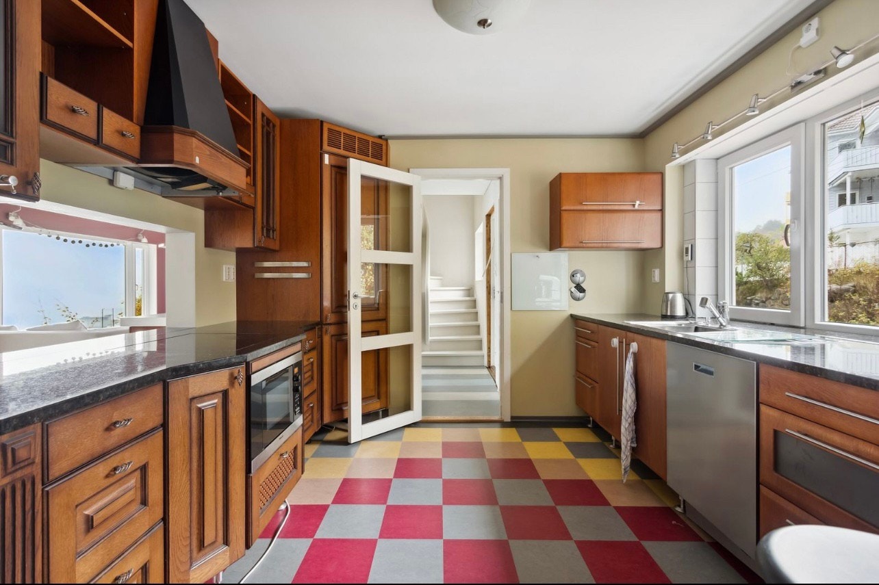 Kjøkkenet har alt av hvitevarer og stort hjørnekjøleskap med masse plass. Galleribilde