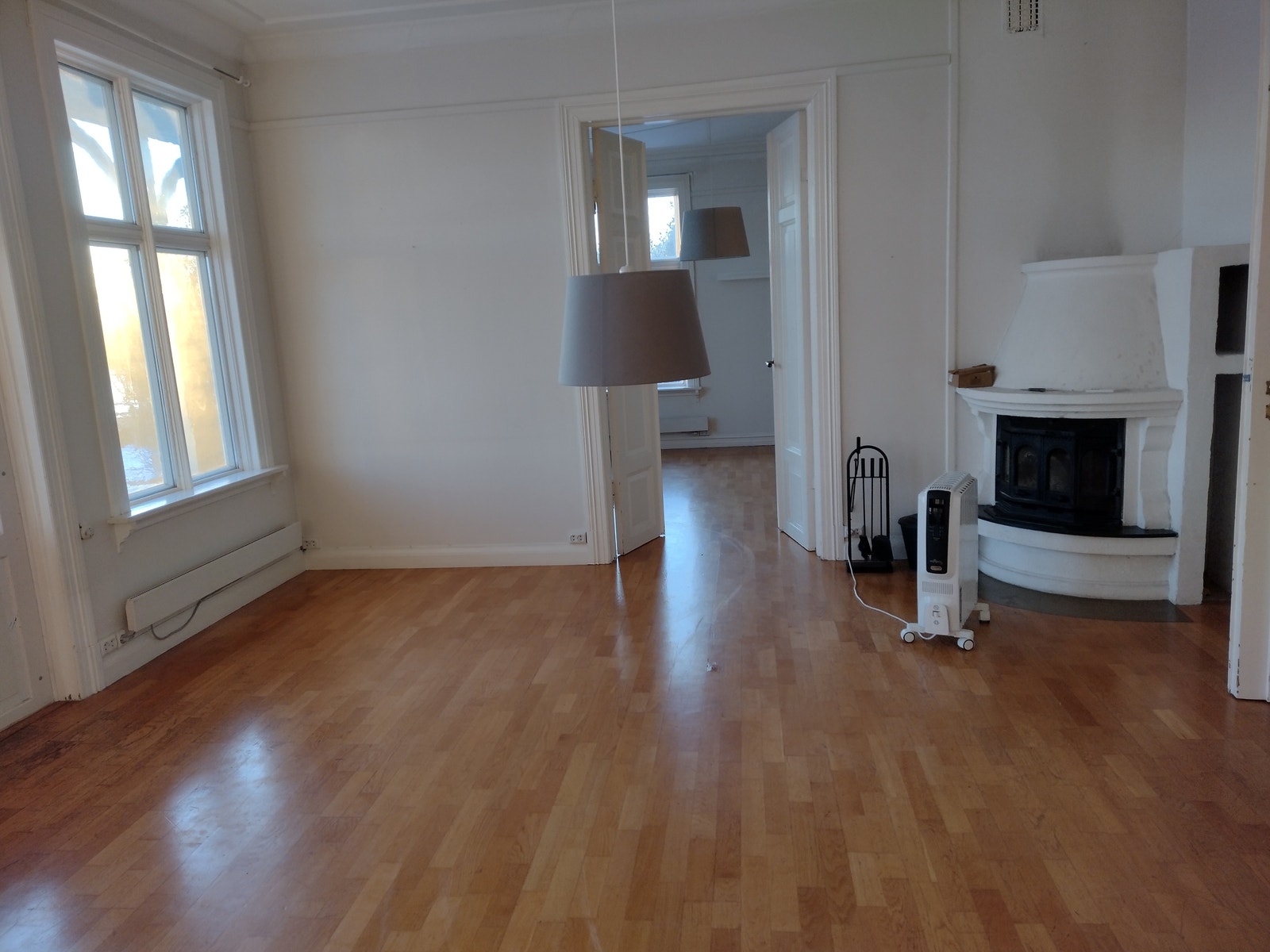 Stue 1 med peis og utgang til terrasse Galleribilde