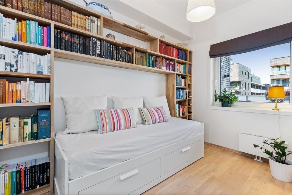 Rommet kan brukes som kontor/stue eller som soverom. Rommet har en stilig plassbygget bokhylle i eik. I tilknytning til rommet er det et eget omkledningsrom/oppbevaringsrom. Galleribilde
