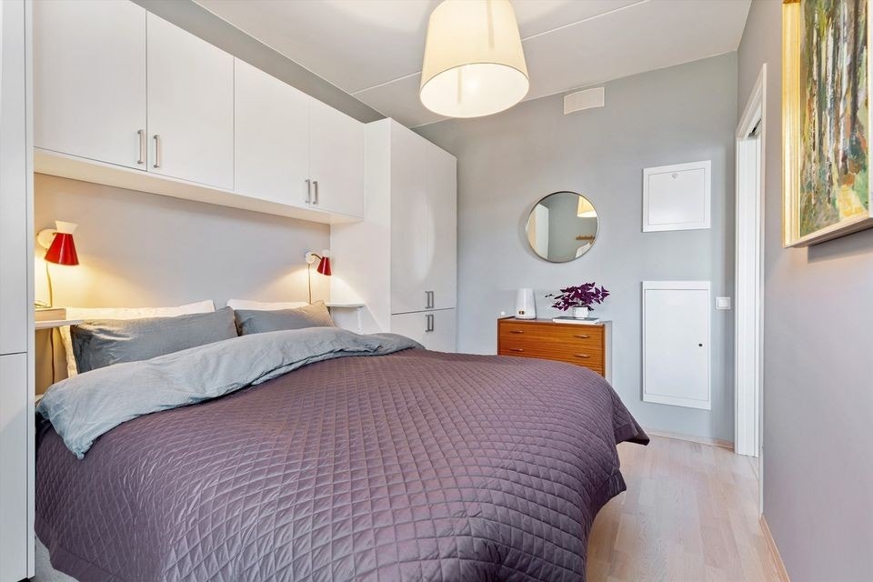 Hovedsoverom med plassbygde garderobeskap og plass til 180 cm seng. Galleribilde