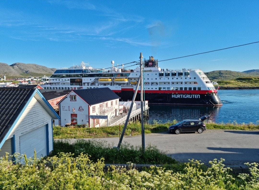 Hurtigruta legger til rett over veien Galleribilde