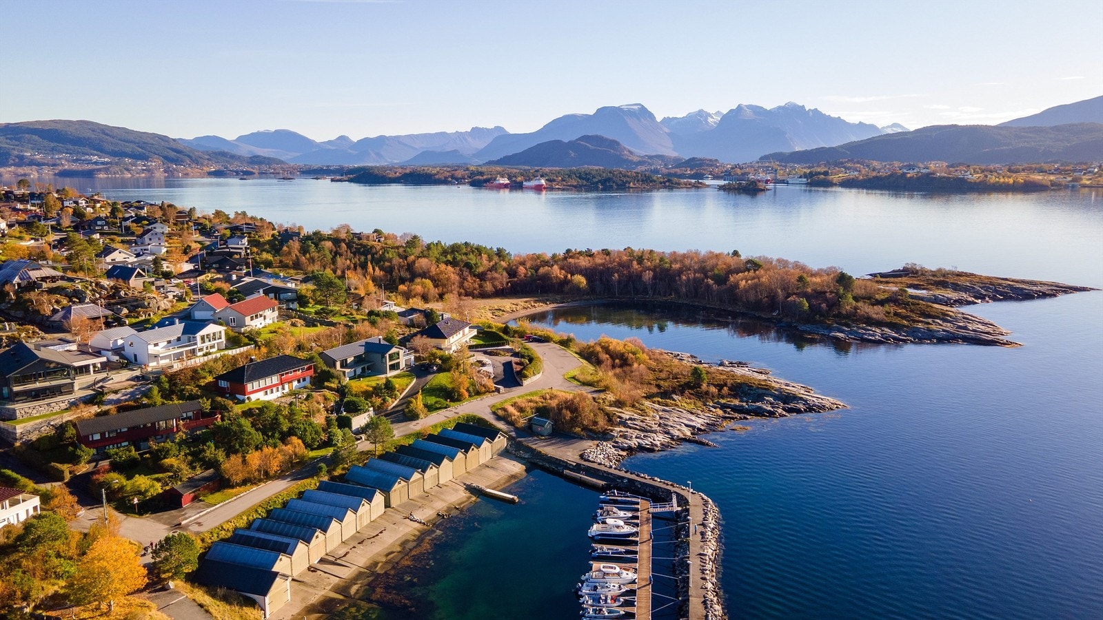 Dronebilde av nærområdet med flotte turmuligheter Galleribilde