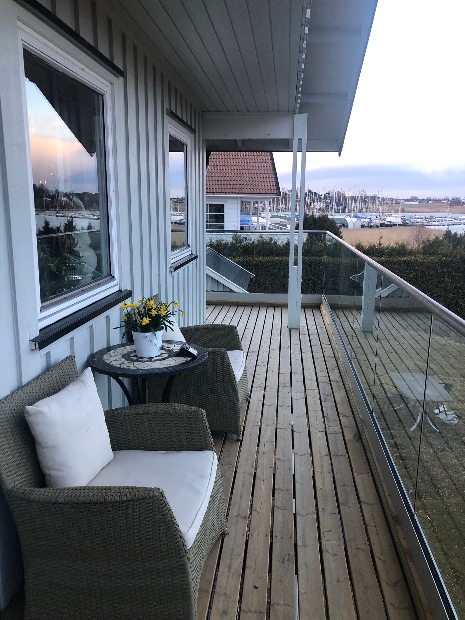 Ny terrasse med glasser Galleribilde