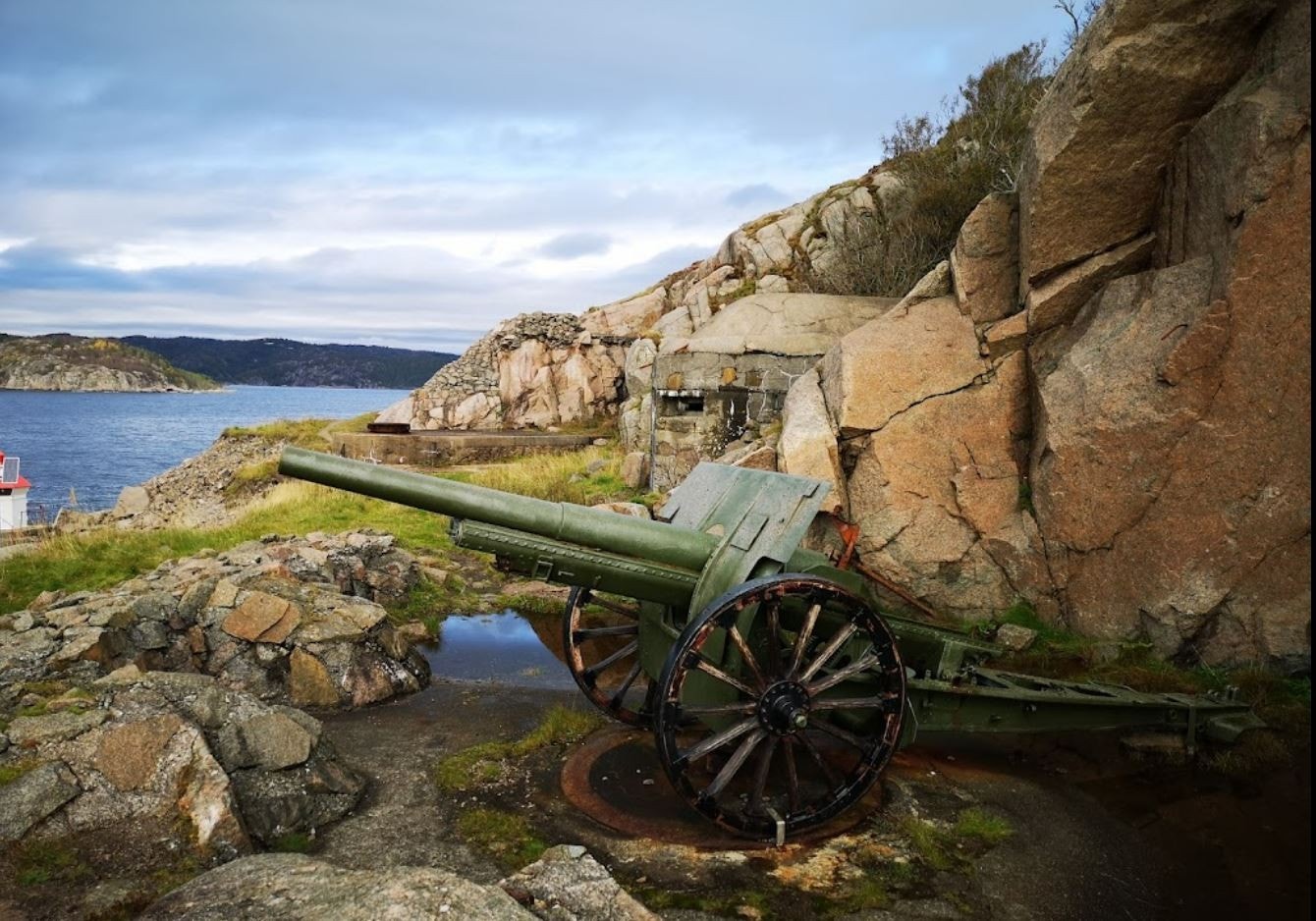 Det gamle fortet på Hausvik, kun en liten spasertur unna! Galleribilde