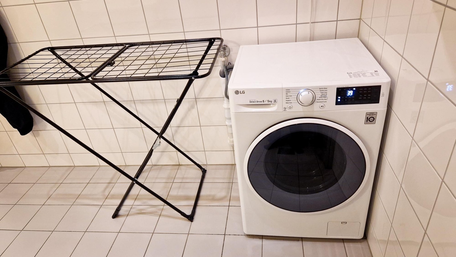 Opplegg for vaskemaskin. Vaskemaskin på bildet kan medfølge. God plass til Tørkestativ eller ekstra oppbevaring på badet Galleribilde