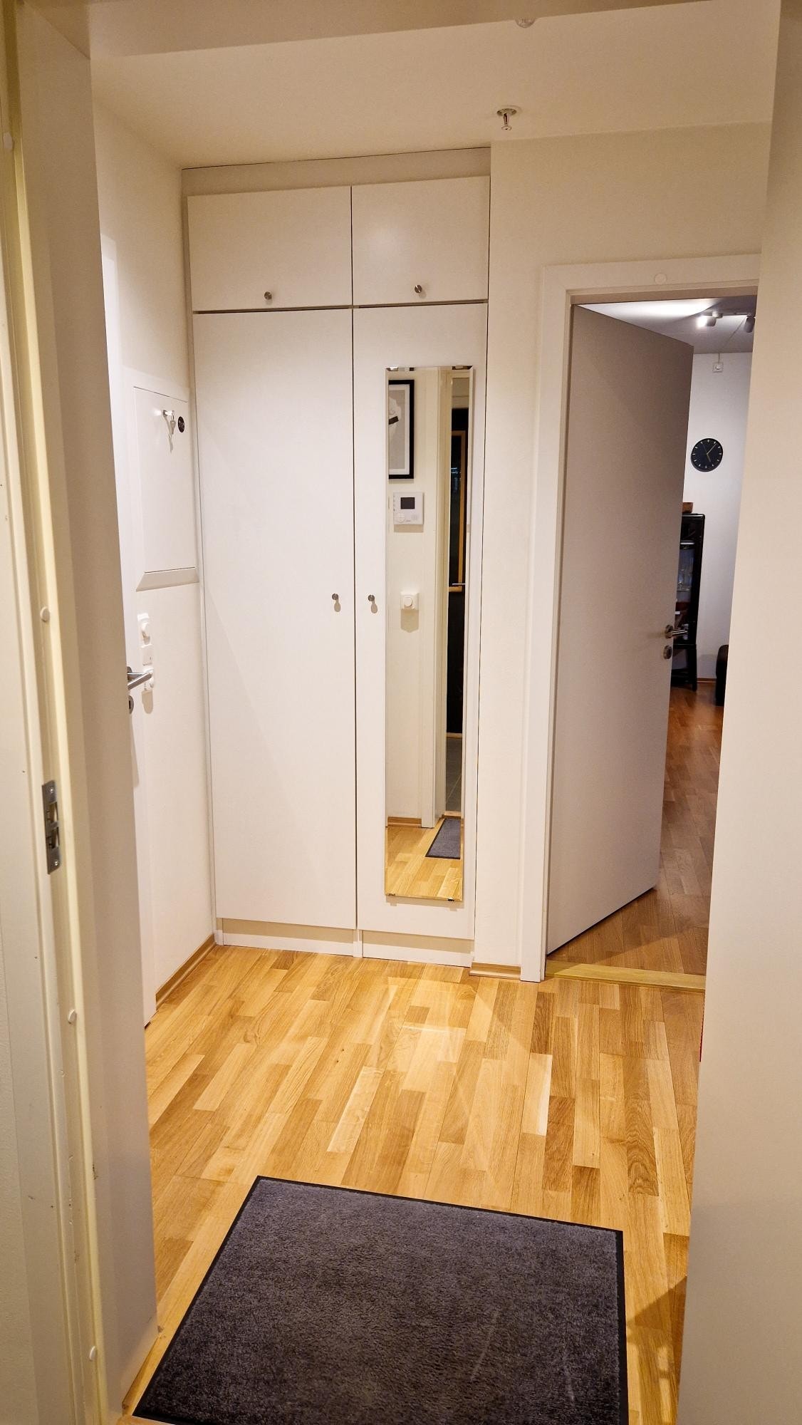 Velkommen inn! Garderobeskap i gang medfølger. Inngang fra felles gang med kun to andre boenheter Galleribilde