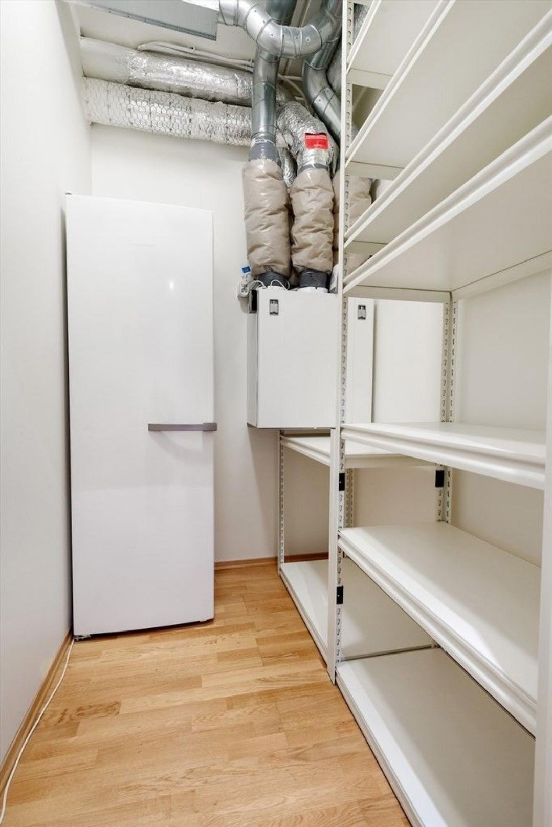 Innvendig bod. Stort fryseskap og reoler medfølger. Ventilasjonsaggretat hvor filter byttes årlig (inkl i leia). Galleribilde