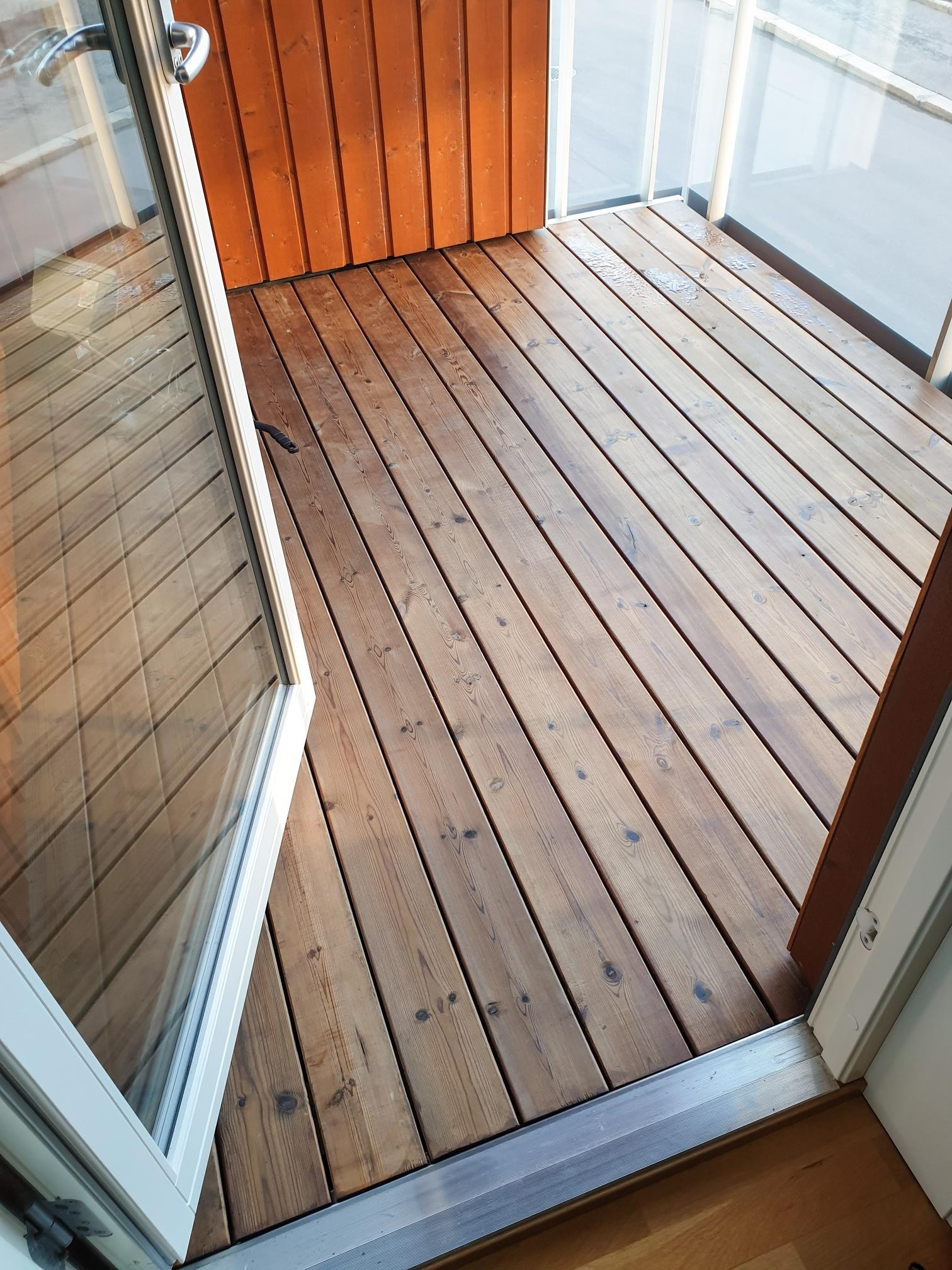 Overbygget terrasse oppgradert med varmebehandla terrassebord og skjult innfesting. Plass til liten sittegruppe og grill. Opphengskroker til hengekøye på veggen. Galleribilde