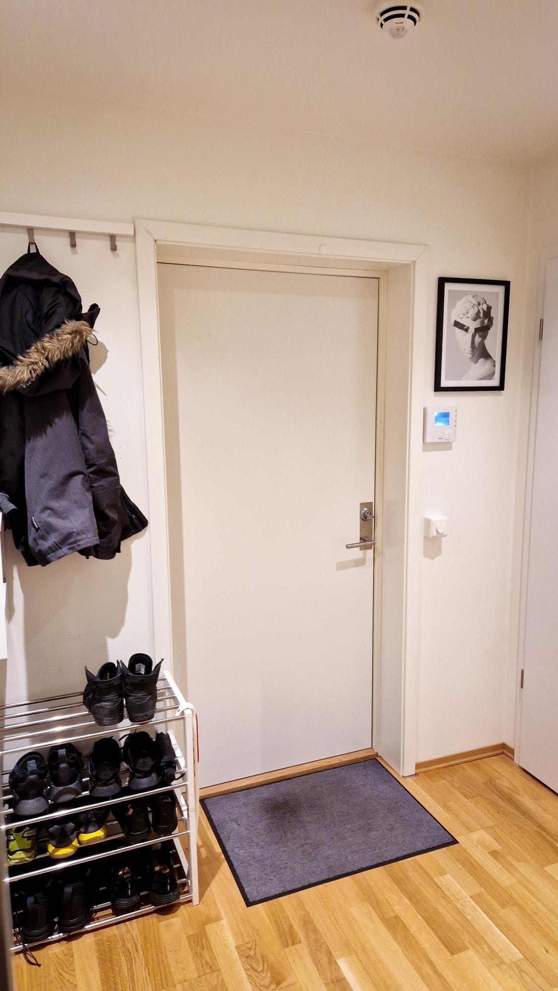 Gangen har en solid inngangsdør, callingannlegg med kamera og dimbare spotter i tak. Skohylle kan følge med. Galleribilde