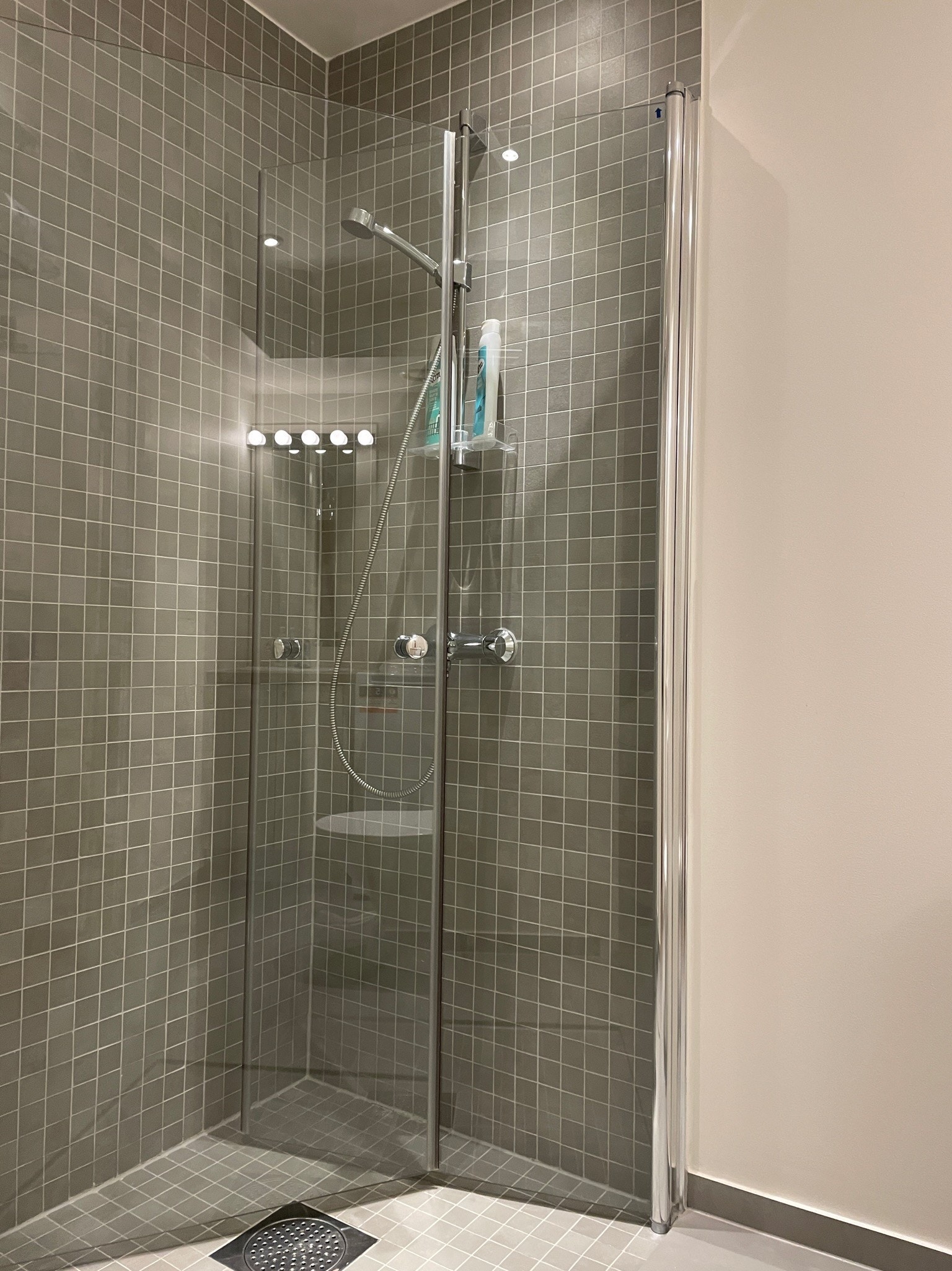 Lekkert flislagt bad fra 2016. Varmekabler i gulv Galleribilde