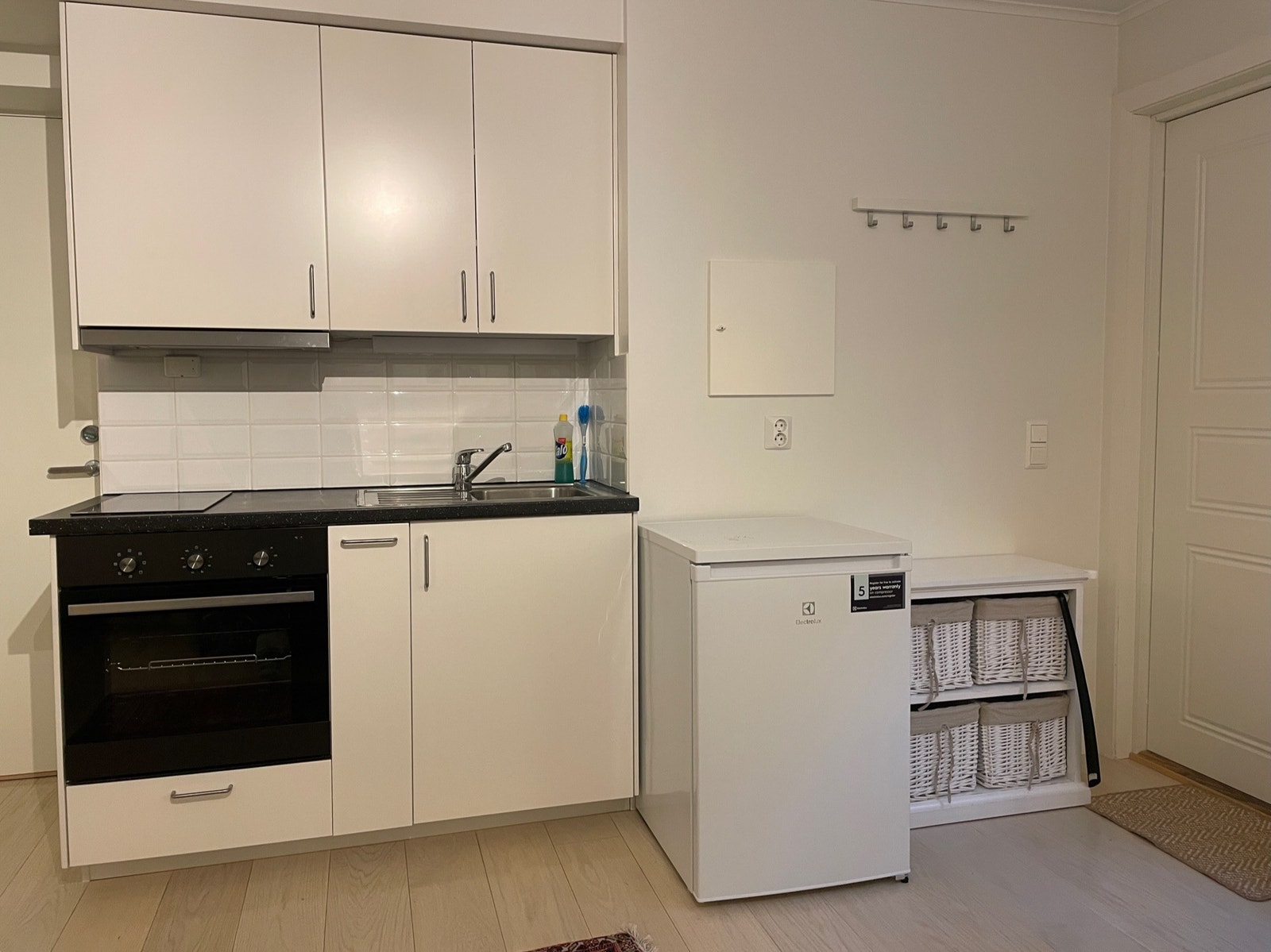 Moderne kjøkken og nytt kjøleskap Galleribilde