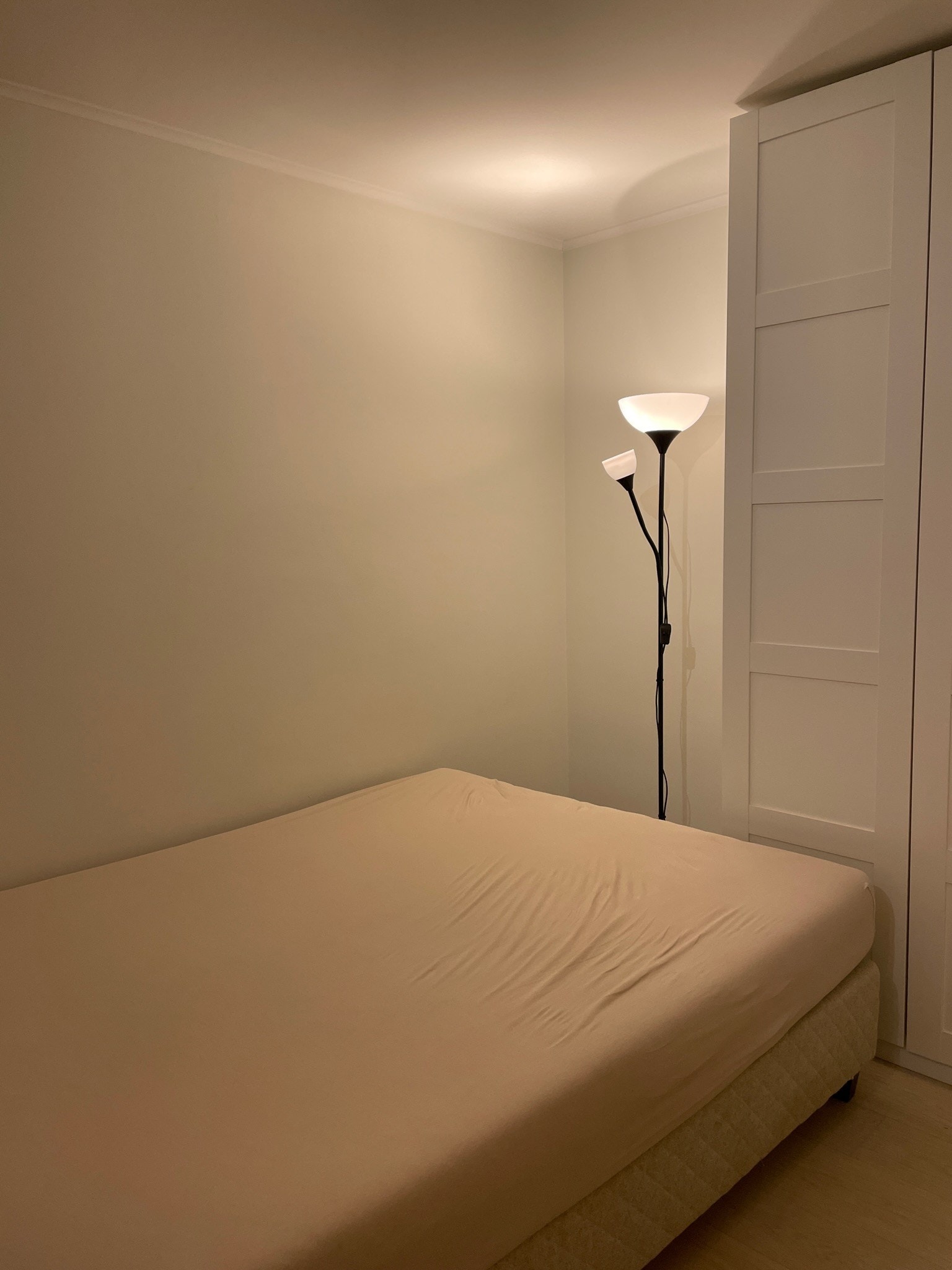 Soveplass med garderobeskap Galleribilde