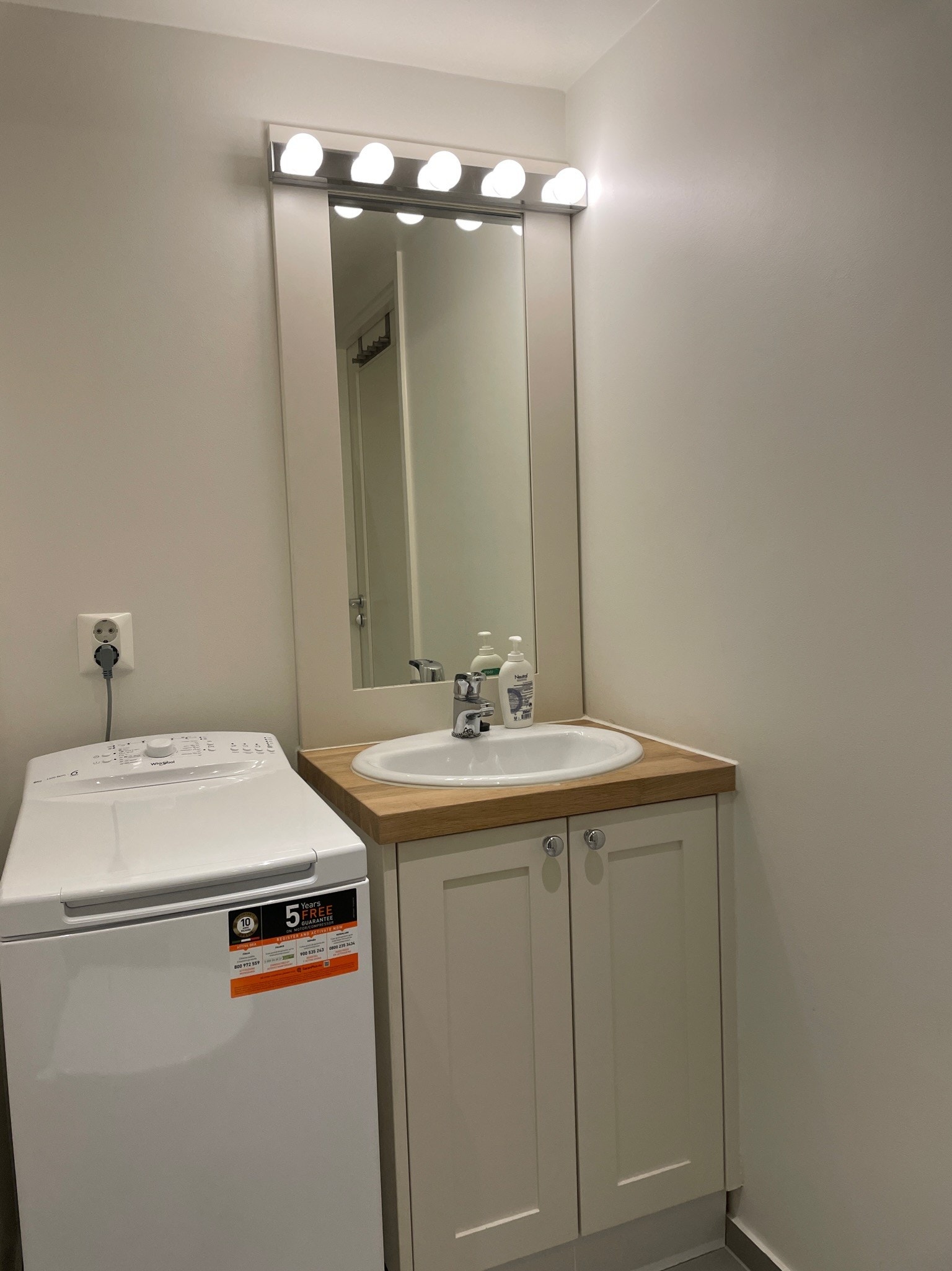 Lekkert bad fra 2016 med ny vaskemaskin Galleribilde