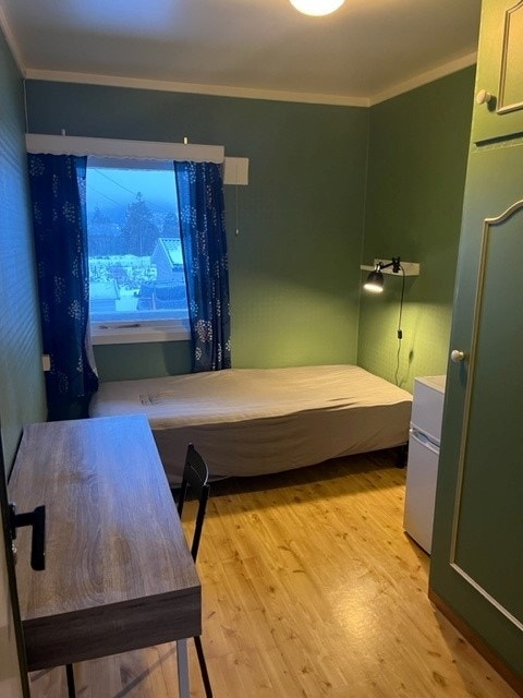 Soverom 4 med Kjøl/fryseskap, seng ,skrivepult Galleribilde