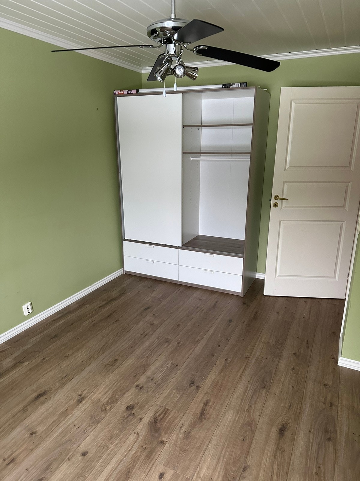 Soverom 2 med garderobeskap Galleribilde