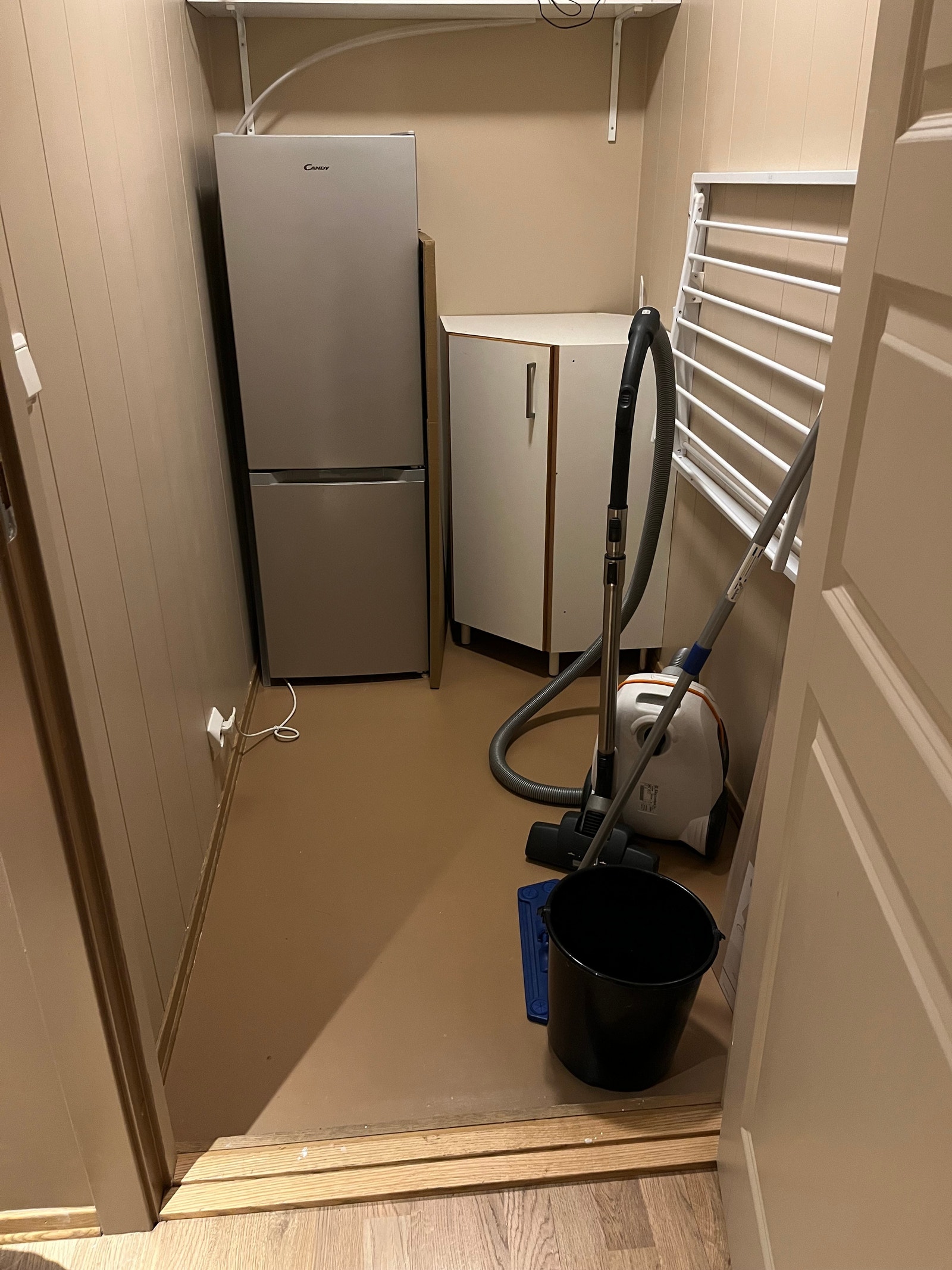 Bod med ekstra kjøleskap og frys Galleribilde