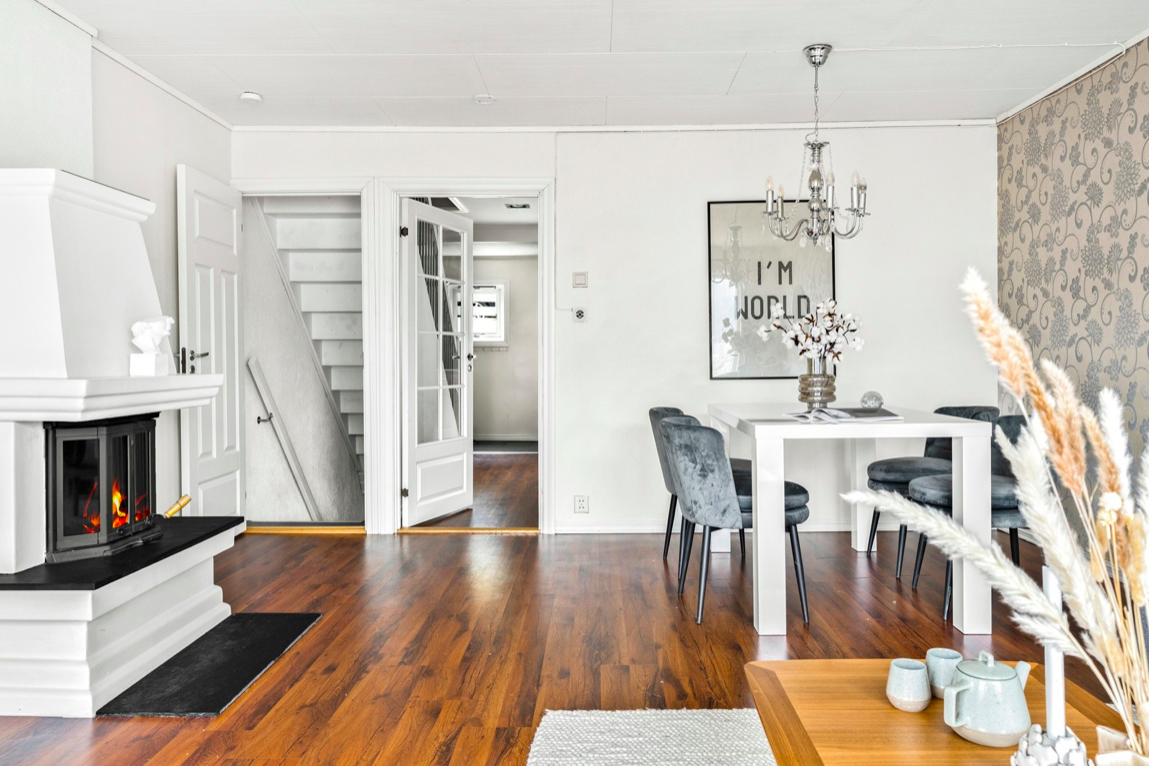 Gjennomgående for boligen er svært god planløsning og godt med lysinnslipp fra de mange vindusflatene. Galleribilde