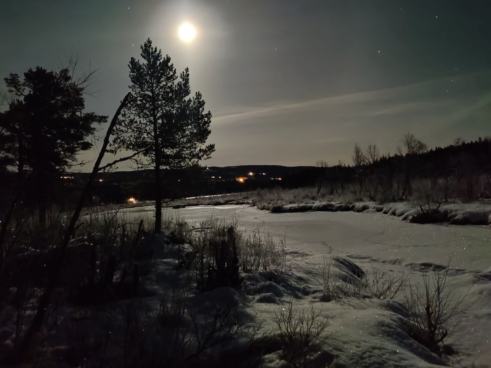 En flott vinterkveld med måneskinn nede ved elva Ufysja, som renner ut i Skurdalsfjorden Galleribilde
