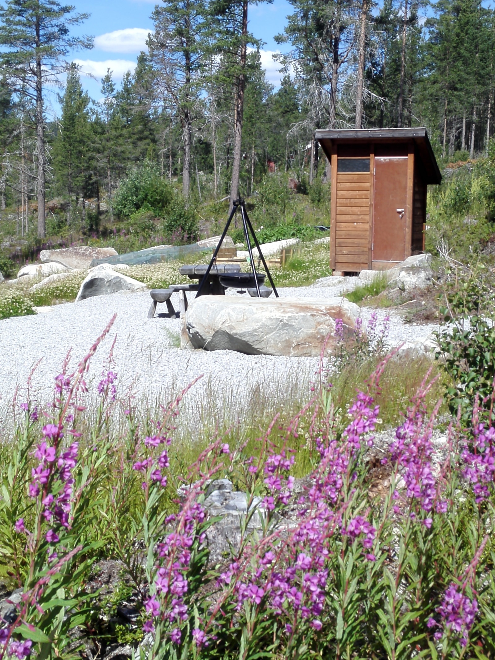 Hjertet i feltet; fellesområdet med andelshage og bokbytte-bu. Bord, benker og lekeapparat er laget i bygda av skog fra feltet. Galleribilde