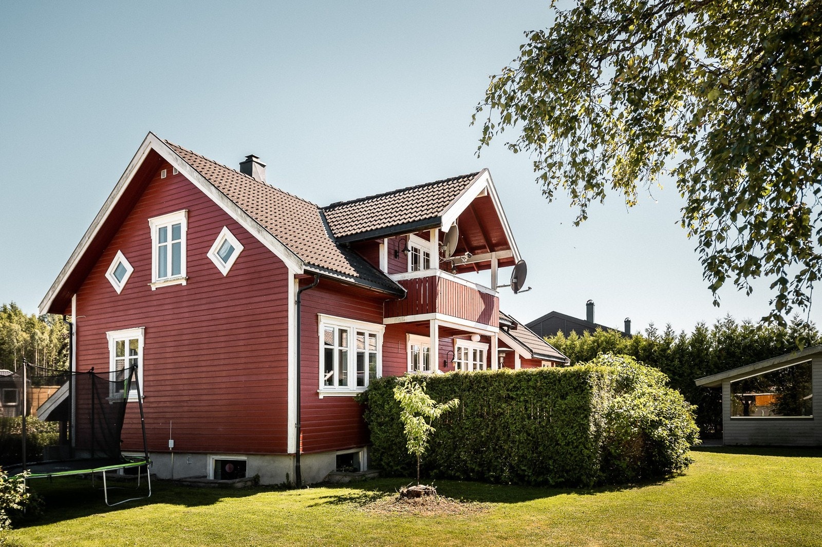 Koselig og solrik hage Galleribilde