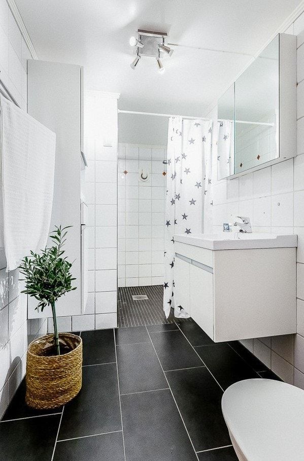 Romslig baderom med opplegg for vaskemaskin Galleribilde