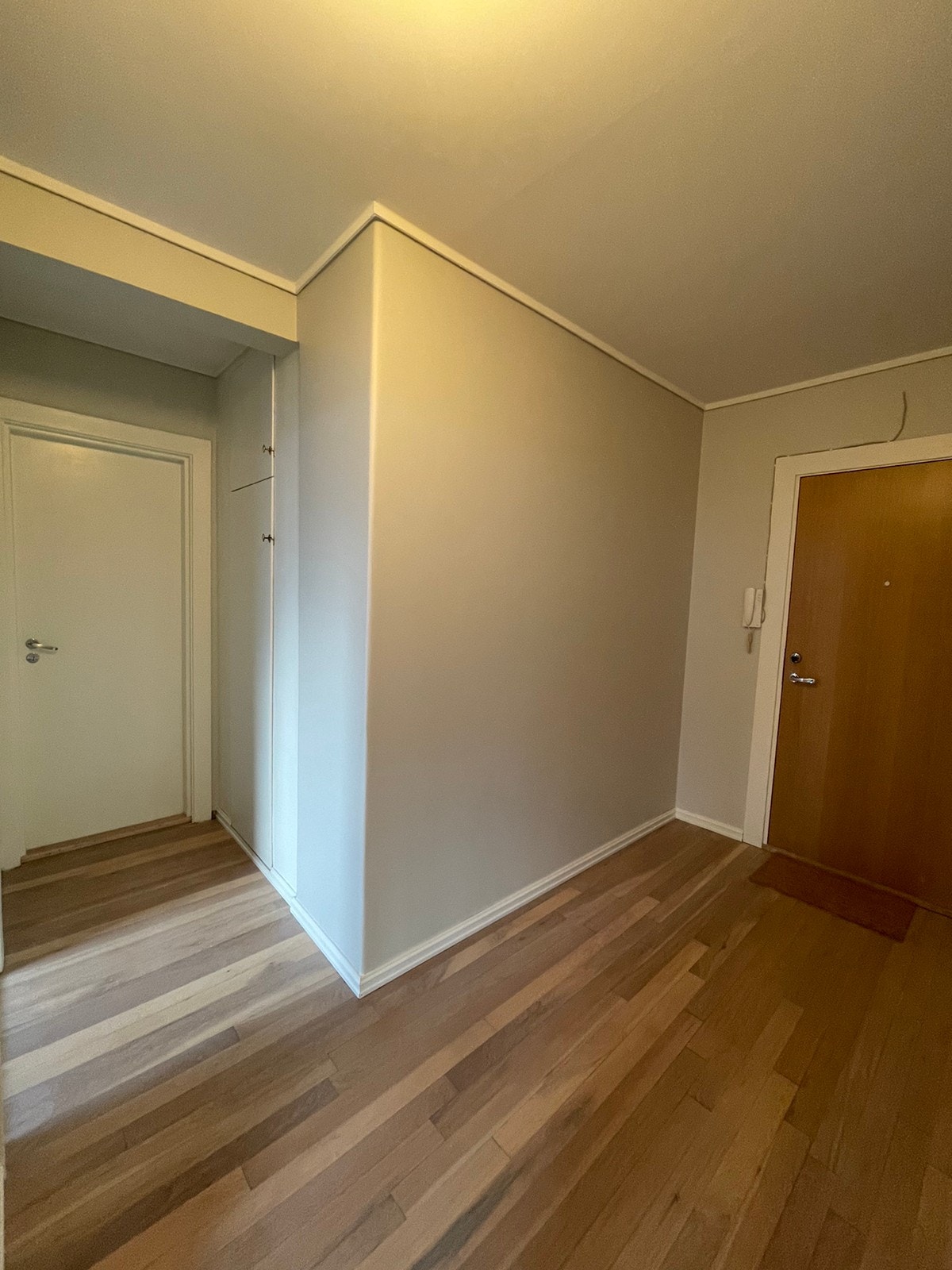 Stor gang med plassbygget garderobeskap Galleribilde