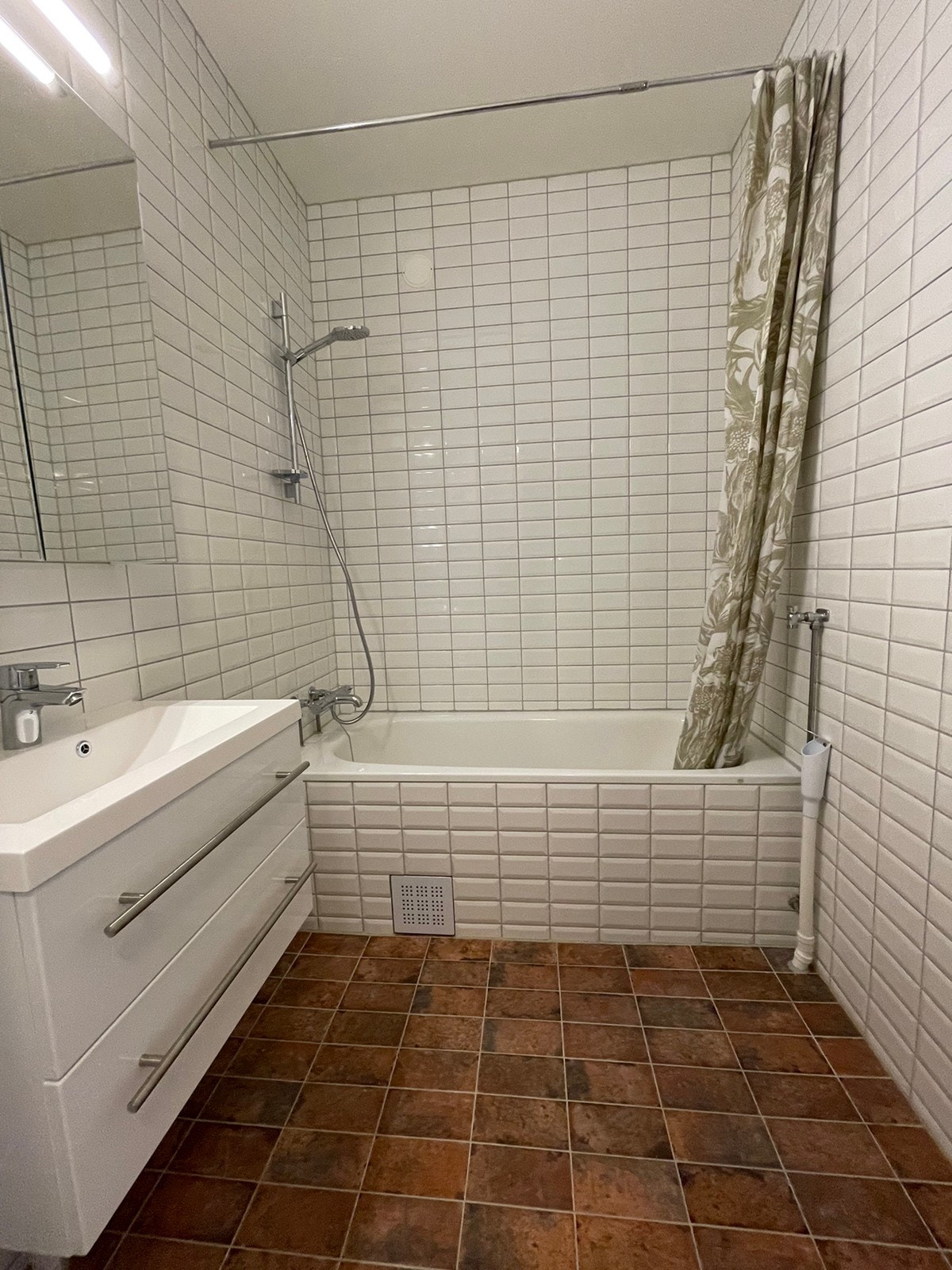 Flislagt bad med badekar og opplegg for vaskemaskin, nytt toalett i eget rom ved siden av badet Galleribilde