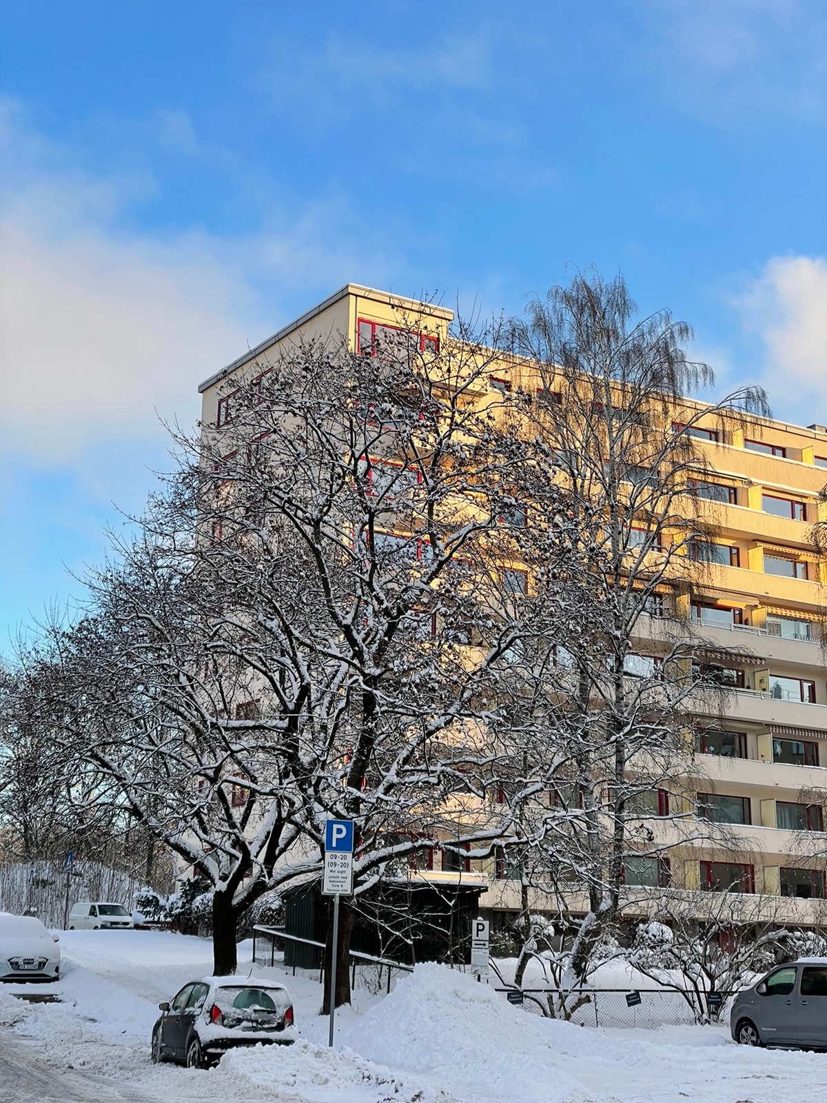 Leiligheten ligger i bygget toppetasje, grøntområde foran og bak blokken, ligger rett ved NRK Galleribilde