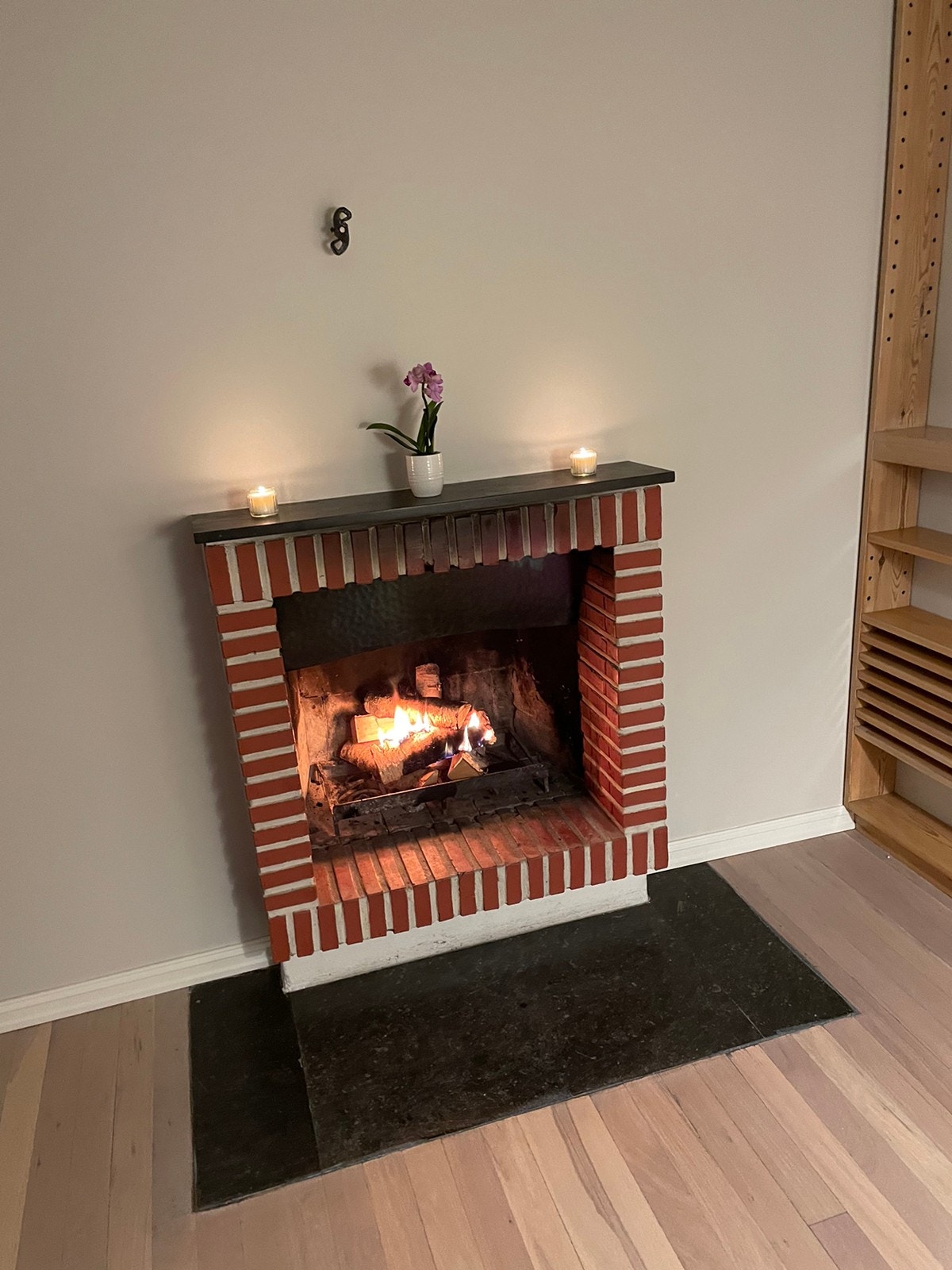 Trivelig med fyr på peisen i den mørke årstid Galleribilde