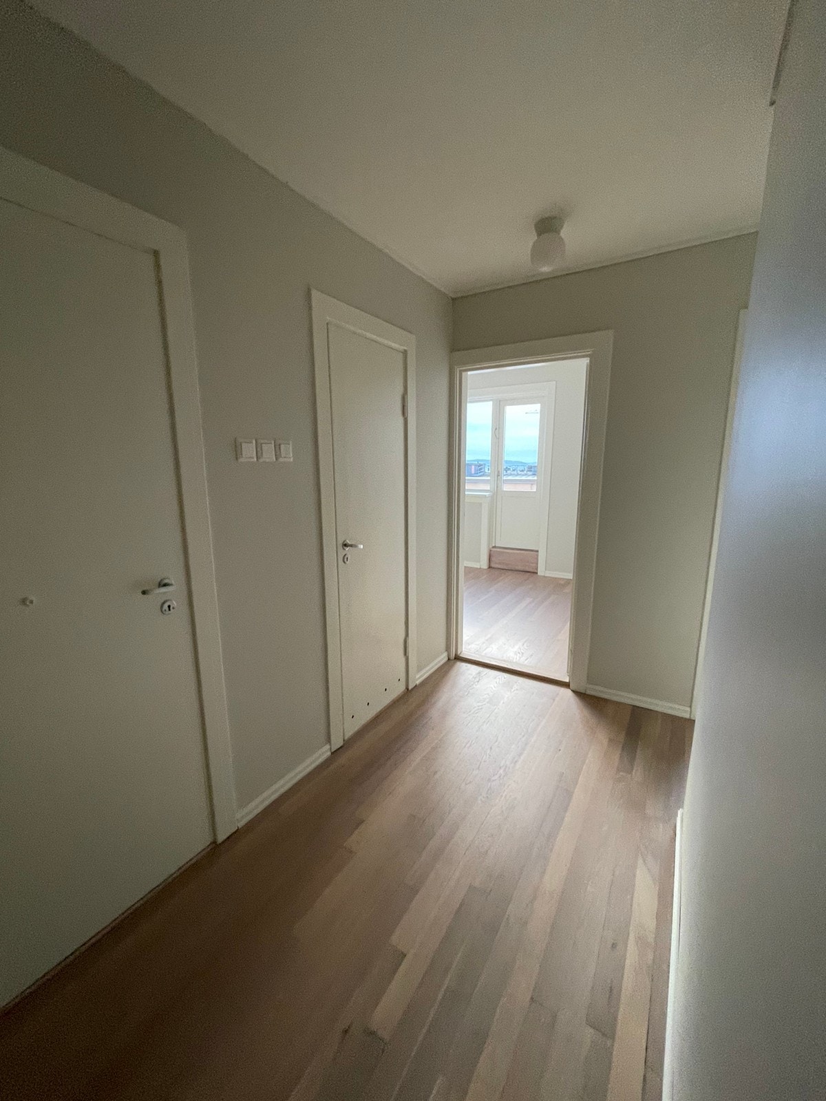 Gang med toalett og bad på venstre side Galleribilde