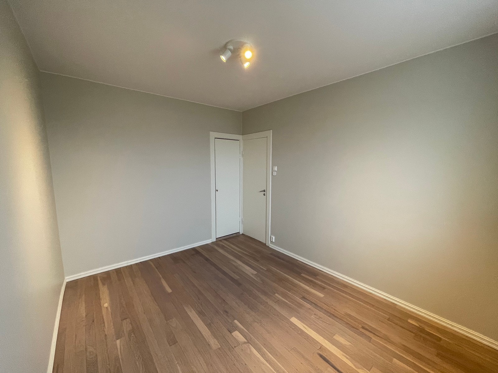 Soverom har et eget, lite walk-in closet i hjørnet Galleribilde