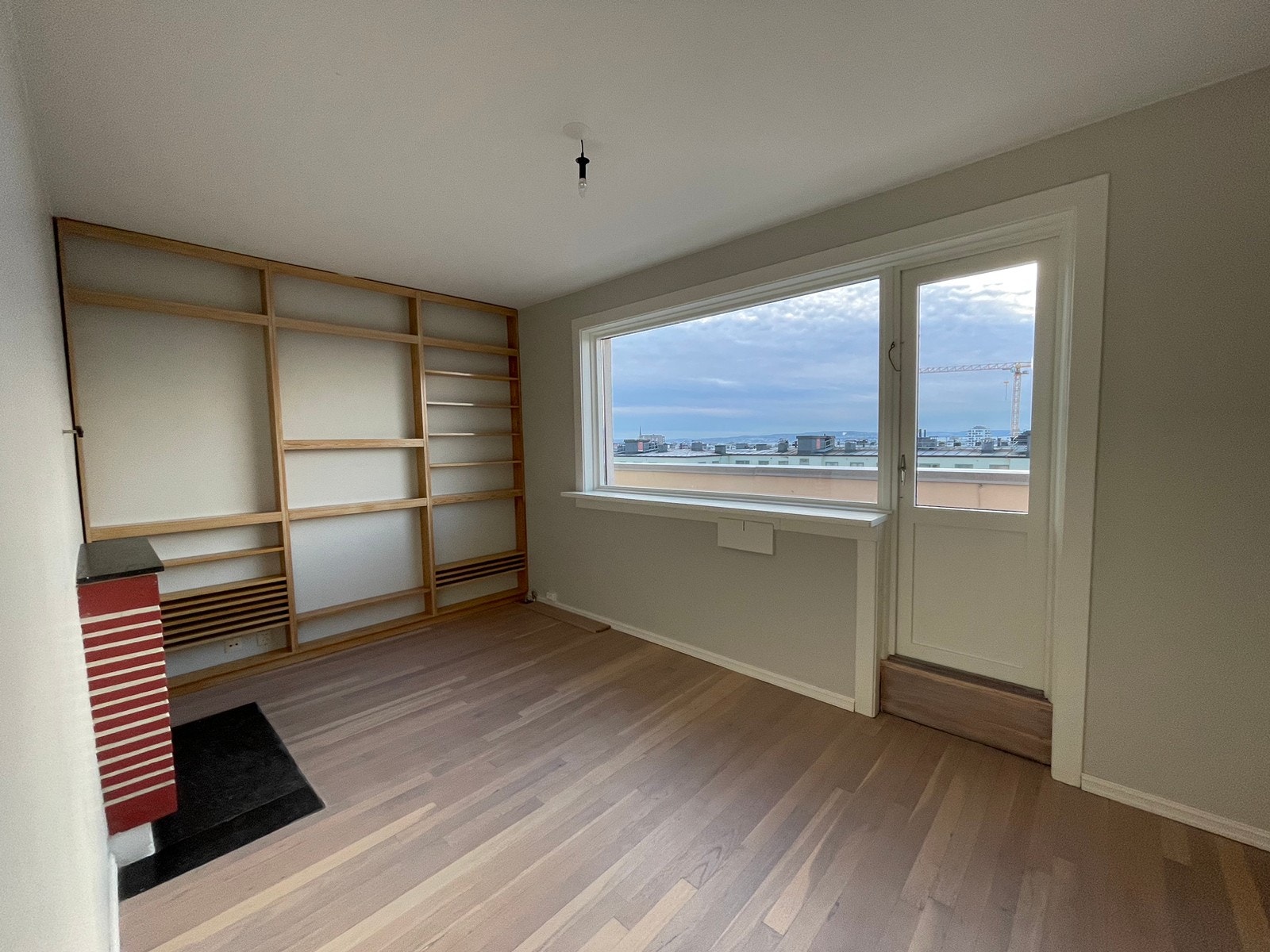 Stue med plassbygget bokhylle på kortsiden der hyller kan justeres Galleribilde