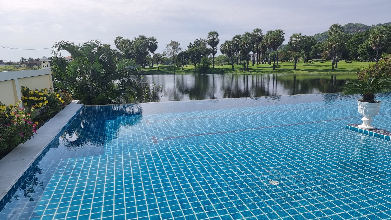 Nydelig utsikt mot innsjøen og golfbane Galleribilde