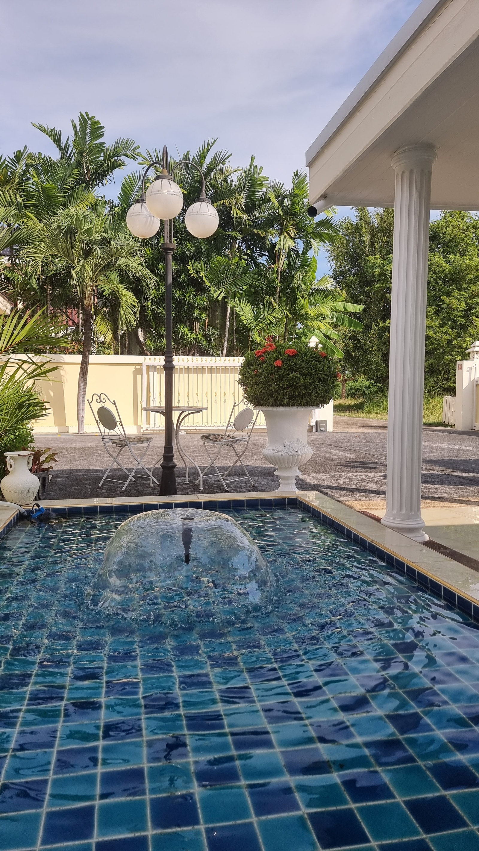 Fontene ved inngangen Galleribilde