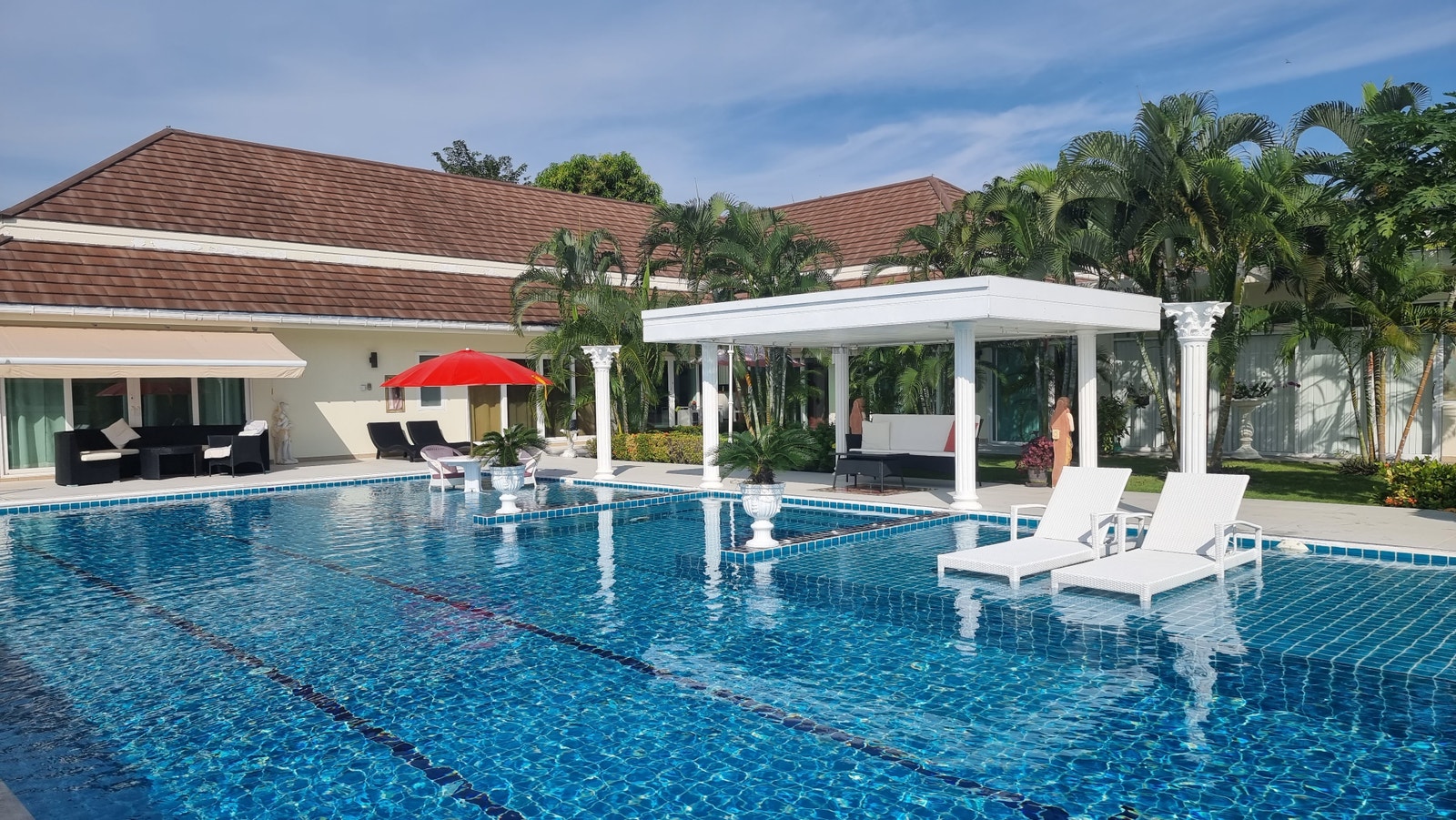 Flott uteområde med stor svømmebasseng Galleribilde