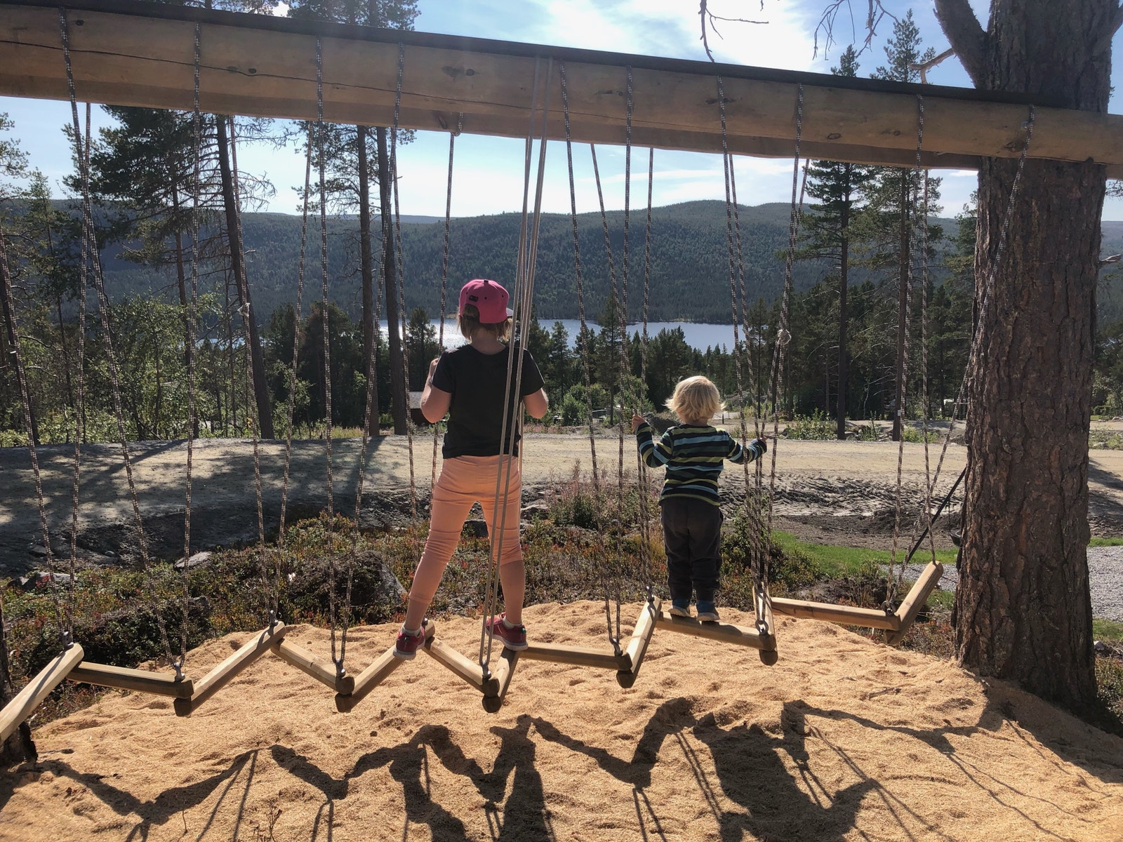Storhuske, laget i bygda av trevirke fra skog i feltet. Galleribilde