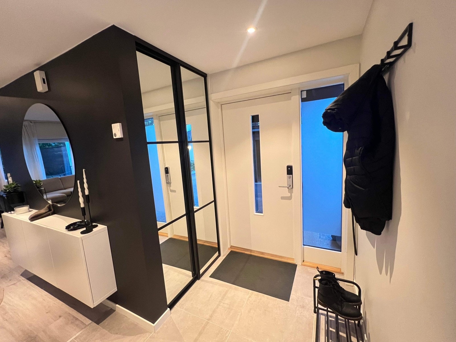 Inngangsparti. Integrert garderobe med vegg til vegg skyvedør. Galleribilde