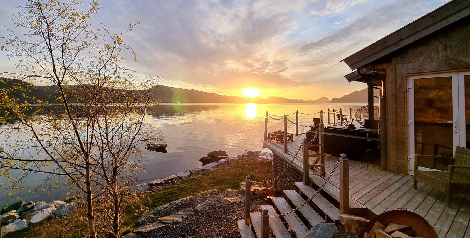 Småstranda Fjord Lodge ligger idyllisk til i sjøkanten ved Vanylvsfjorden nær bygdene Åheim og Selje. Lodgen har en storslått utsikt over Stadlandet med Vestkapp Galleribilde