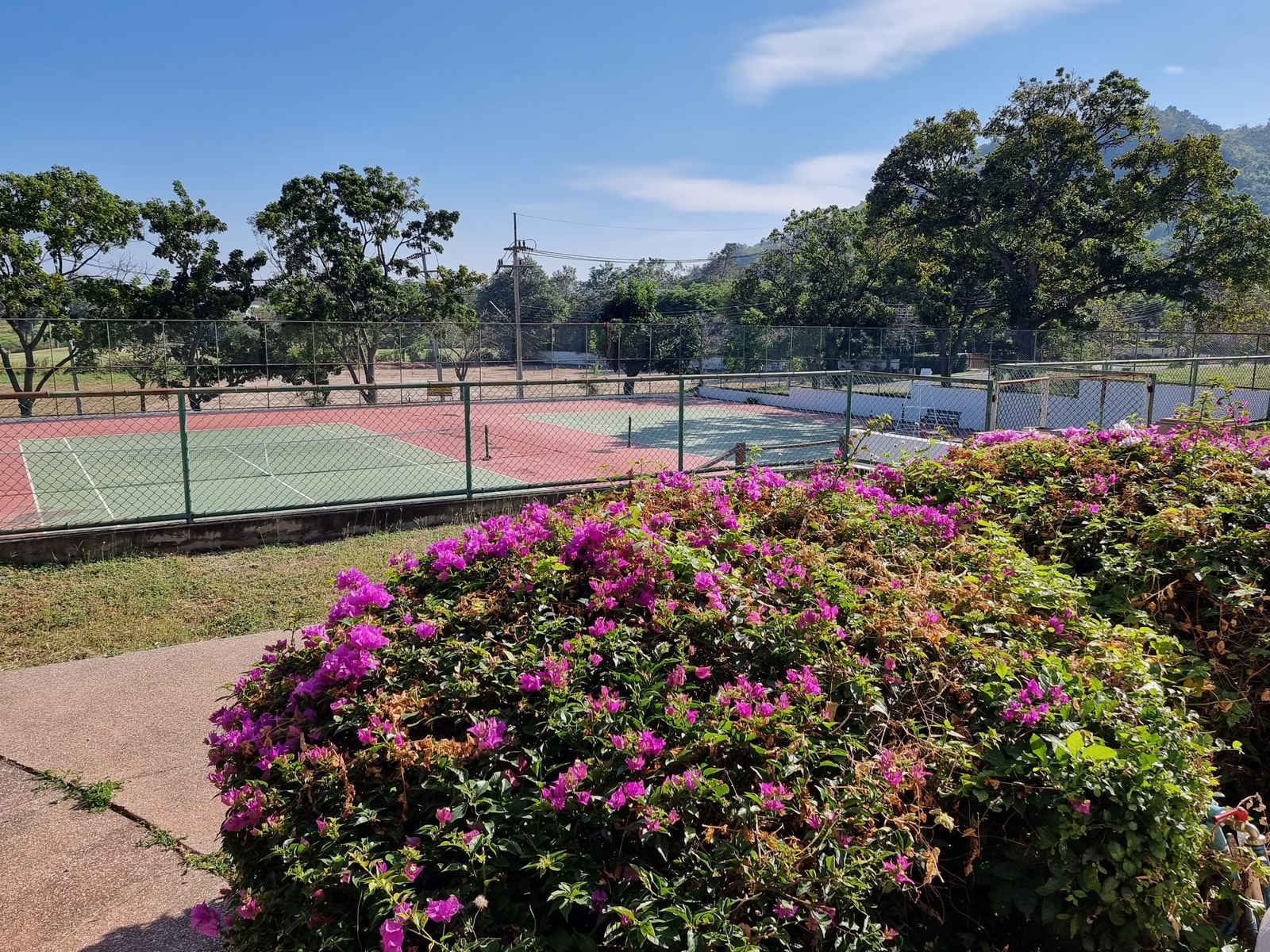 Tennisbane ligger ca. 5 min. fra huset Galleribilde