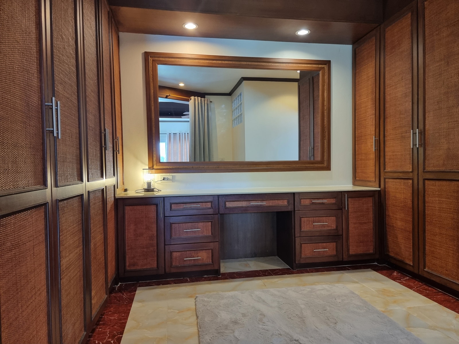 Walk-in closet Galleribilde