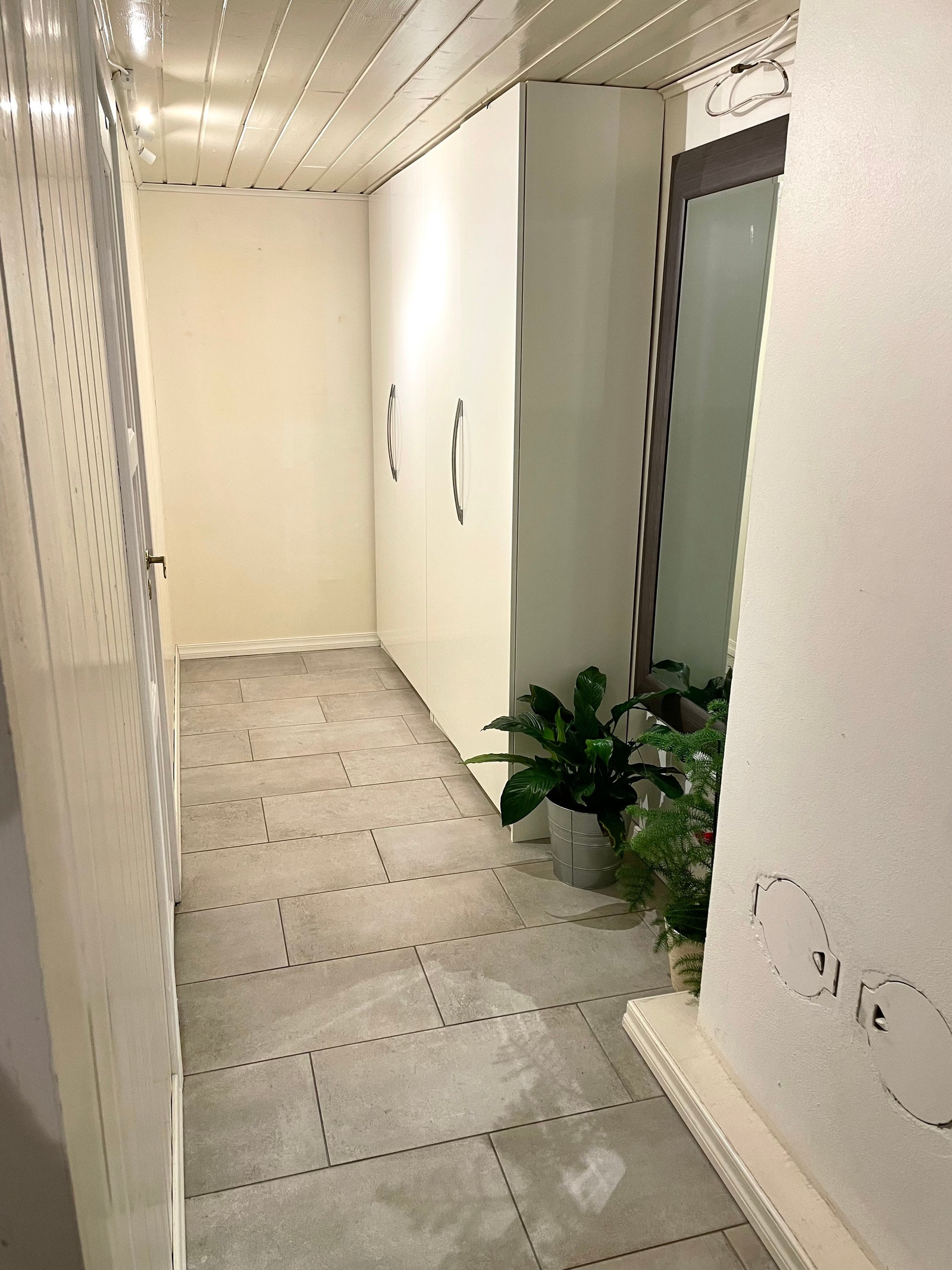 Garderobe i gang. Galleribilde