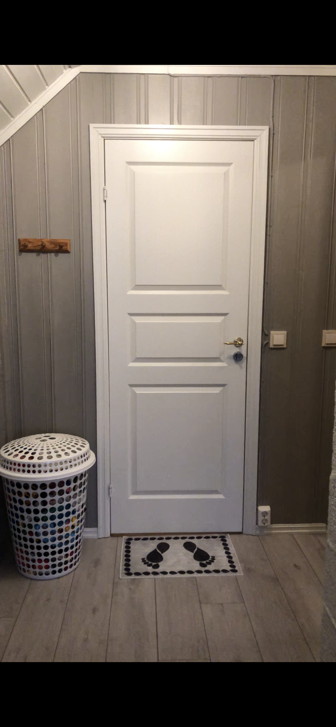 Entre med garderobe Galleribilde