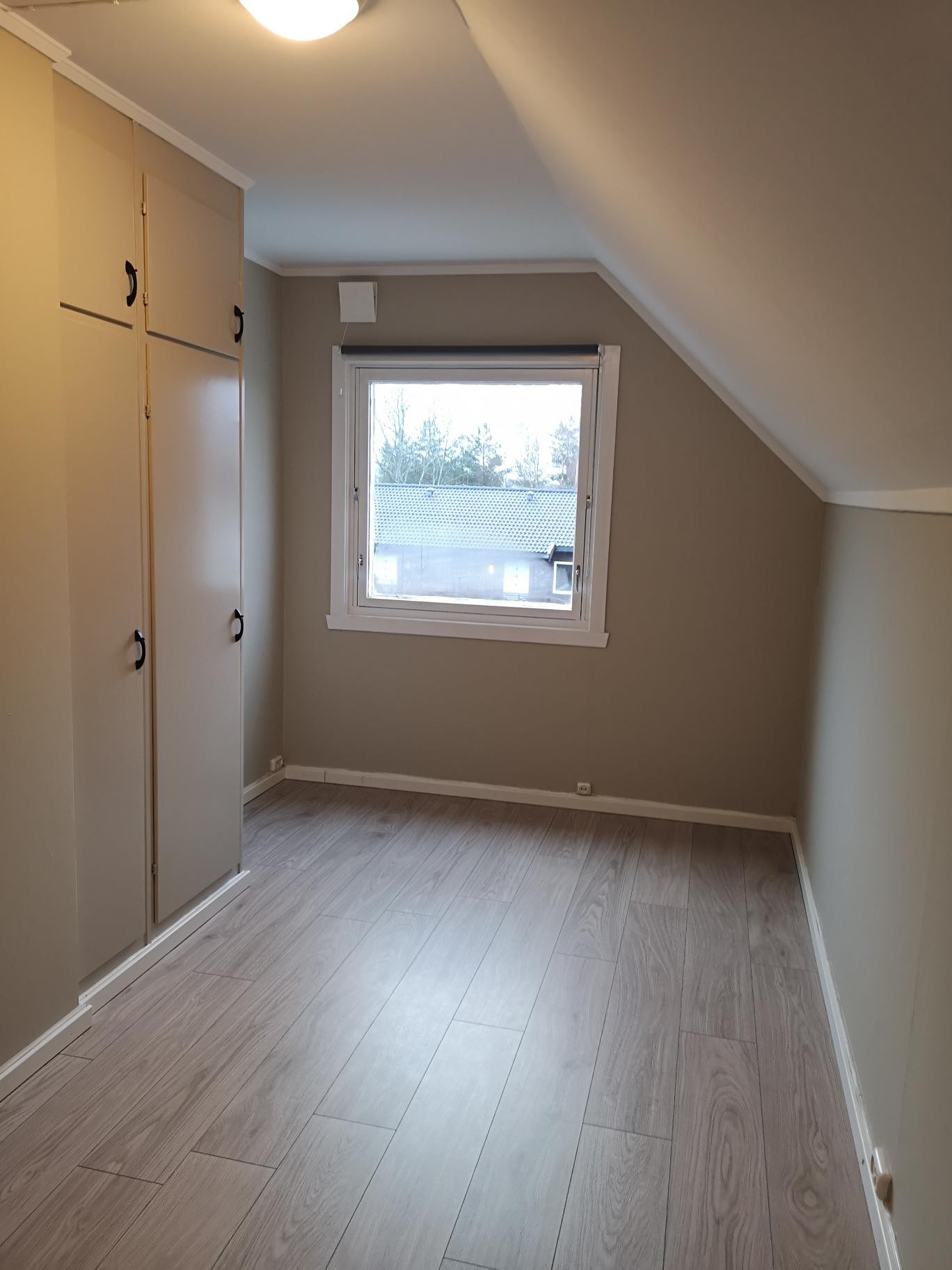 Stue (disse skapene kan fjernes dersom man ønsker mer plass til møbler) Galleribilde