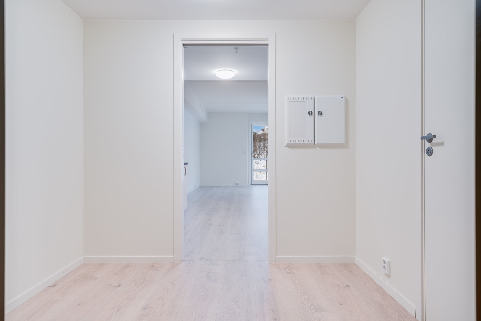 Romslig entré. Alle bilder er tatt fra tilsvarende leilighet i 5 etasje. Galleribilde