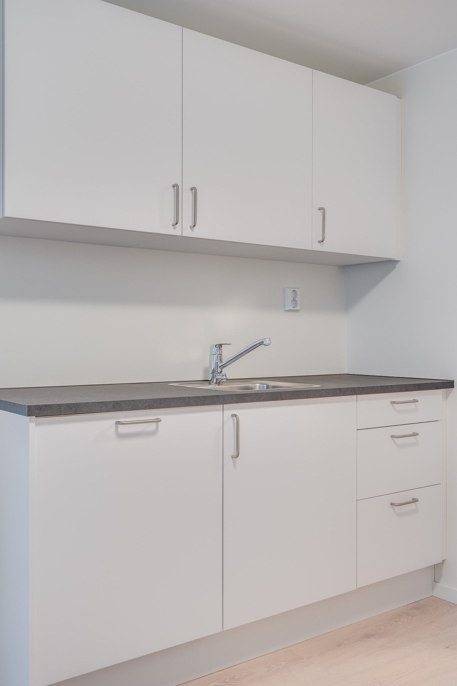 Kjøkkeninnredning med slette fronter Galleribilde