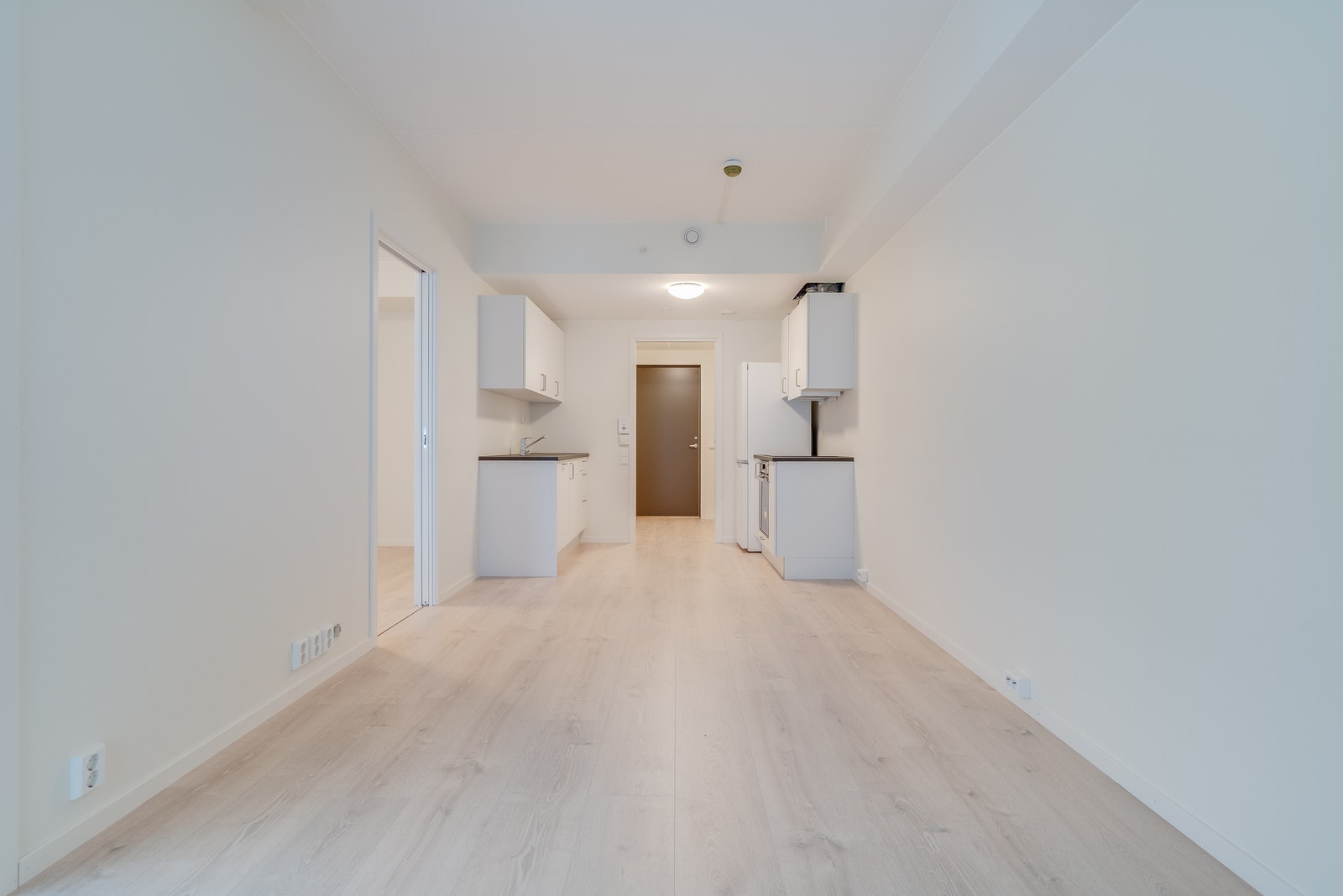 Praktisk plassert kjøkkensone sett fra stue Galleribilde