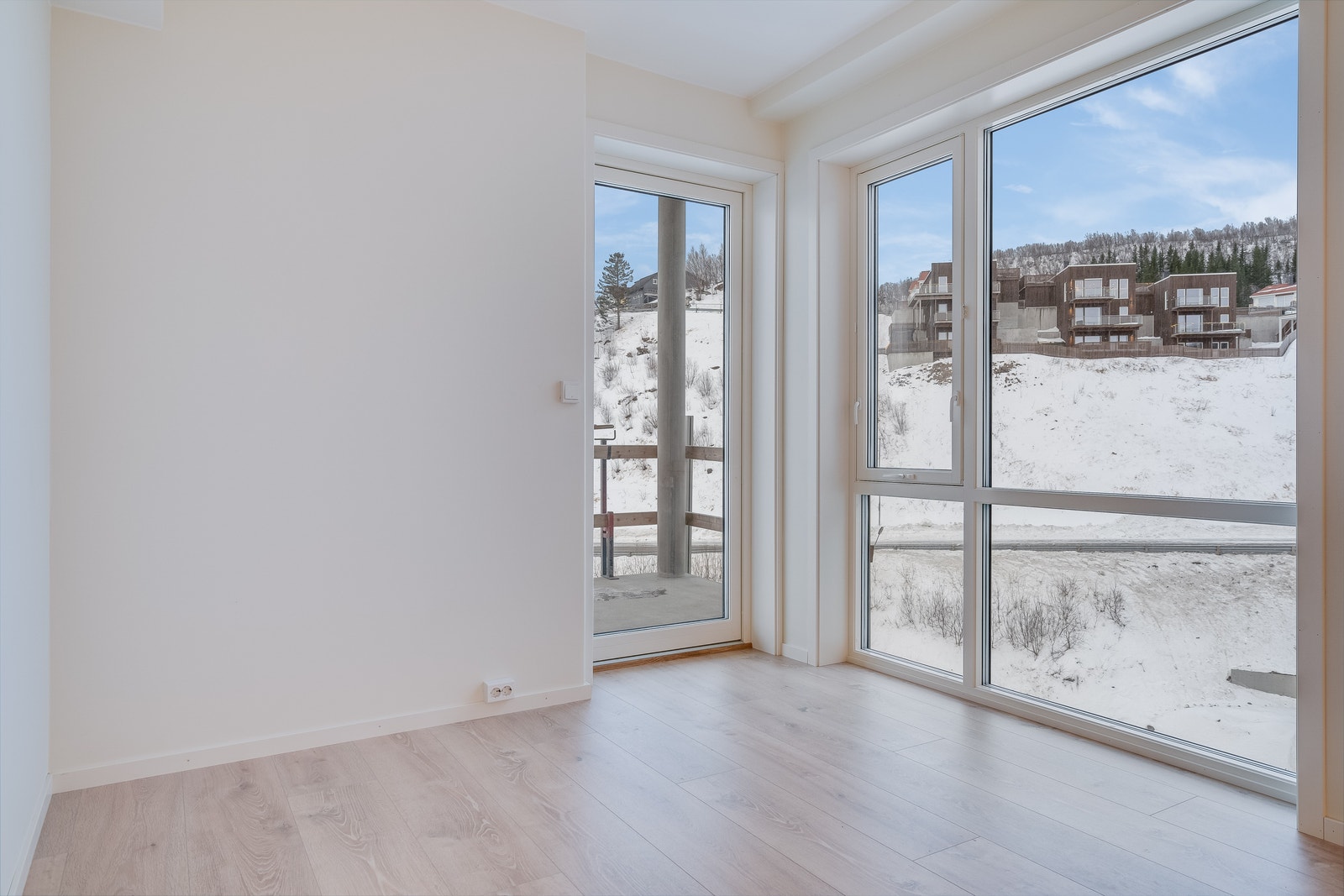 Utgang til balkong fra stue. Bildet er tatt i byggets 5 etasje Galleribilde