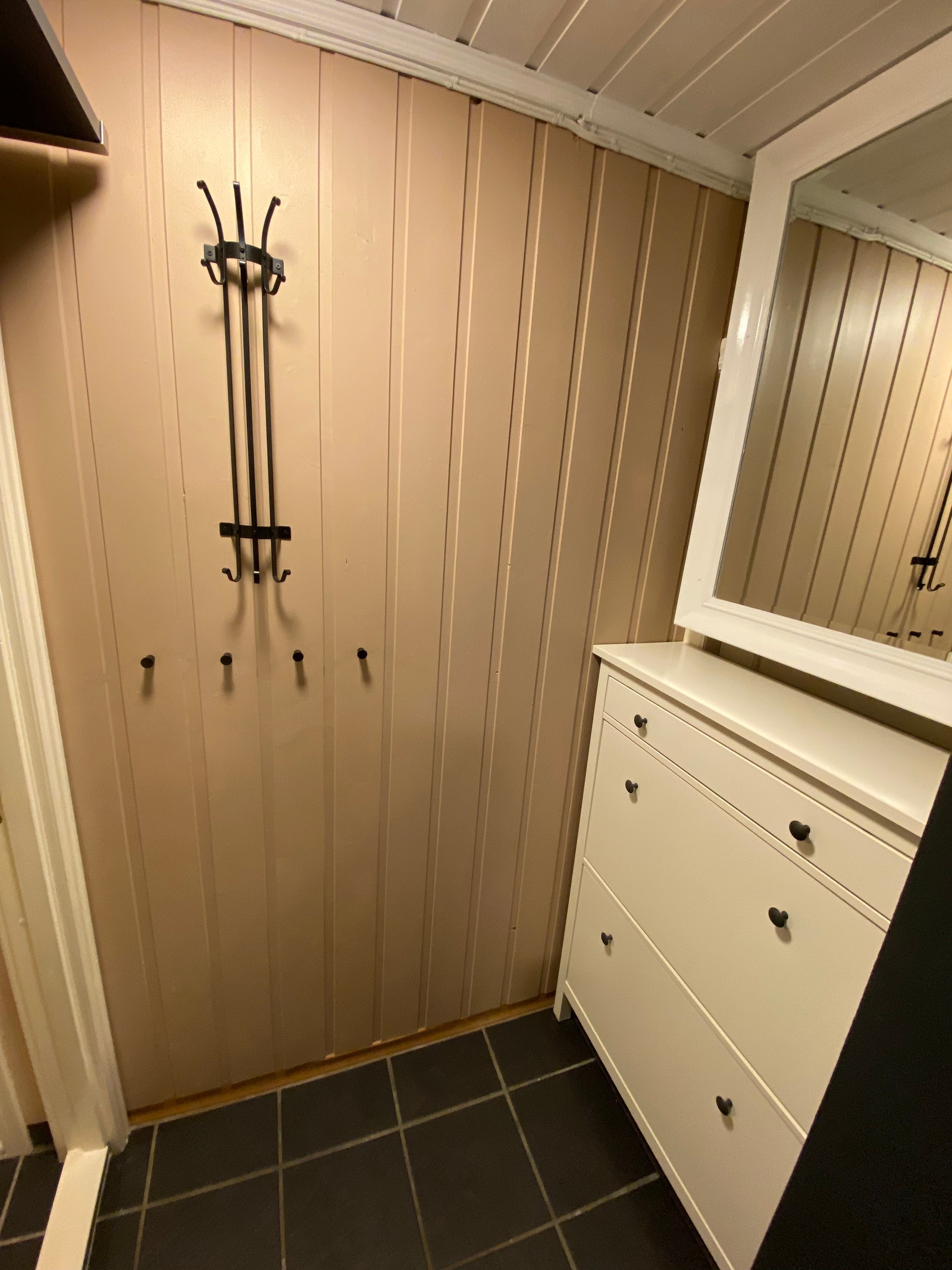Knagger i entré Galleribilde
