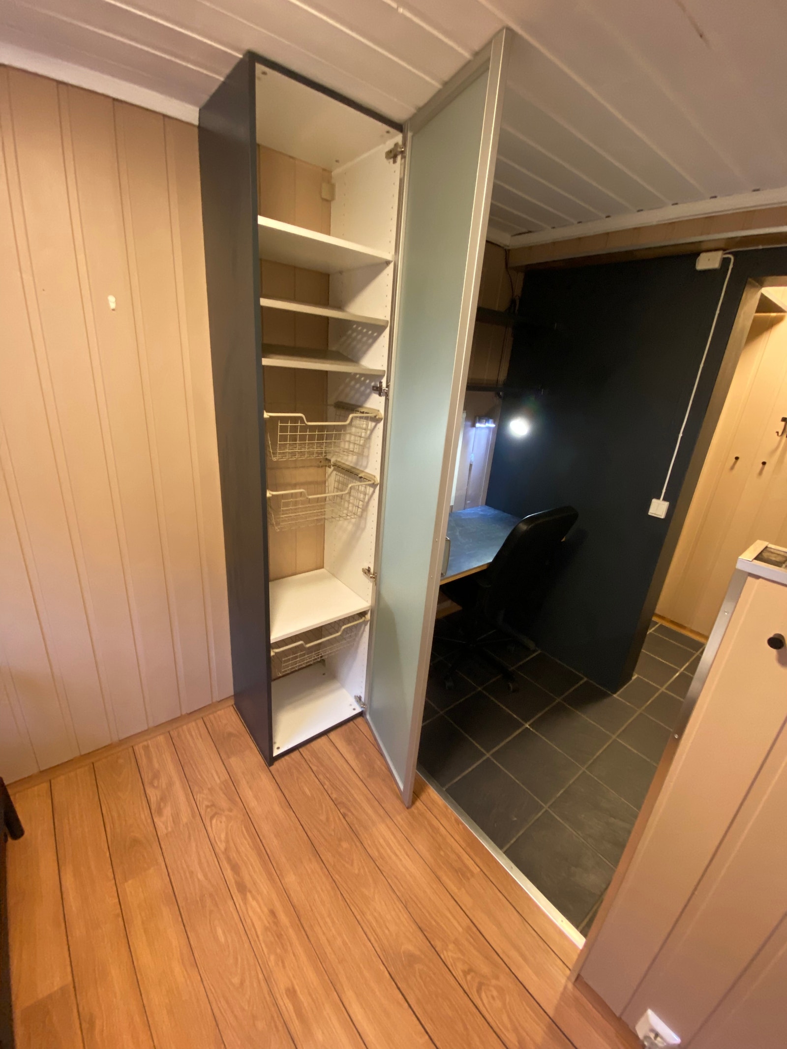 Garderobeskap m/hyller og trådkurver Galleribilde