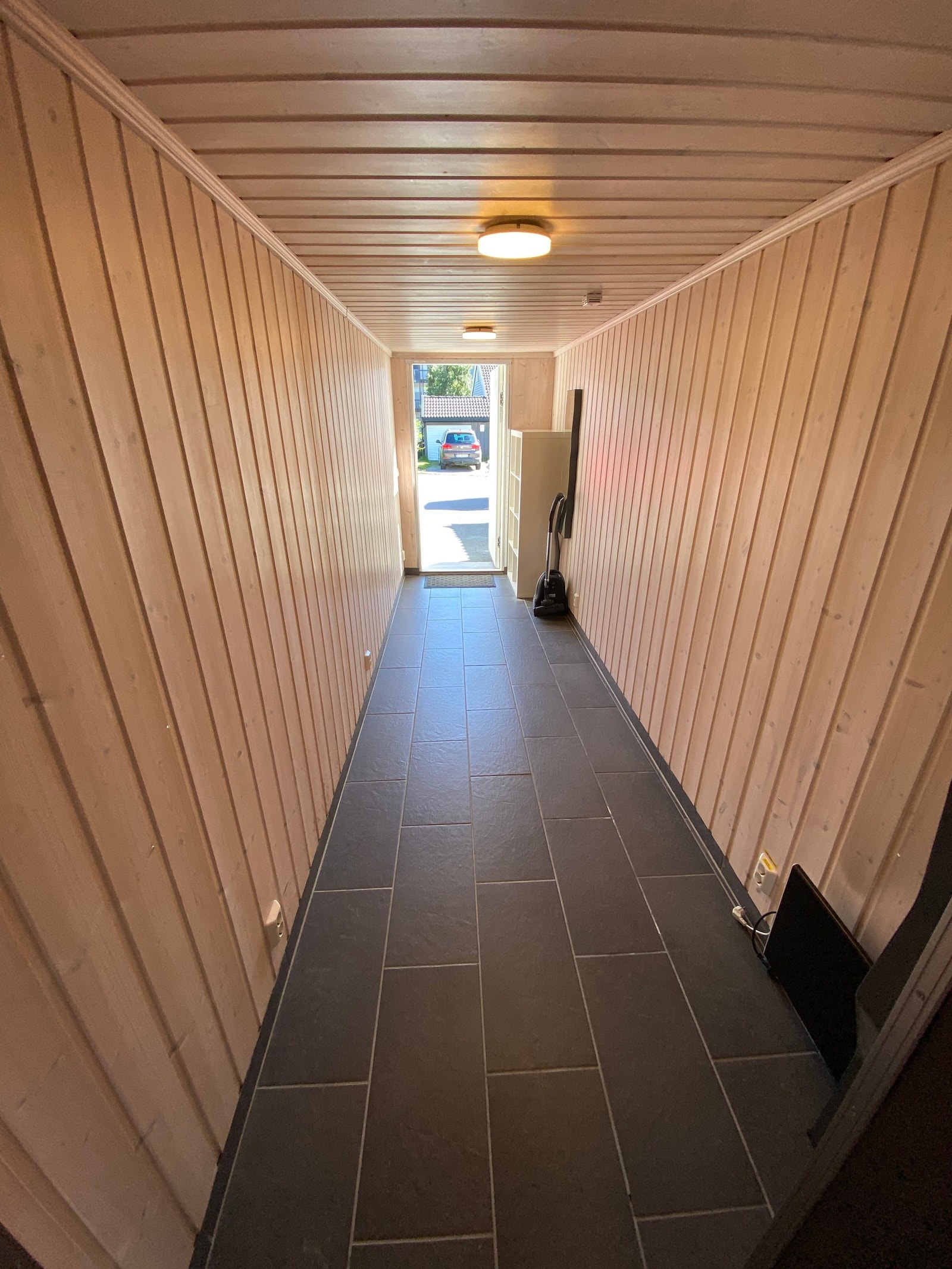 Stor felles gang med plass til innendørs sykkelparkering Galleribilde